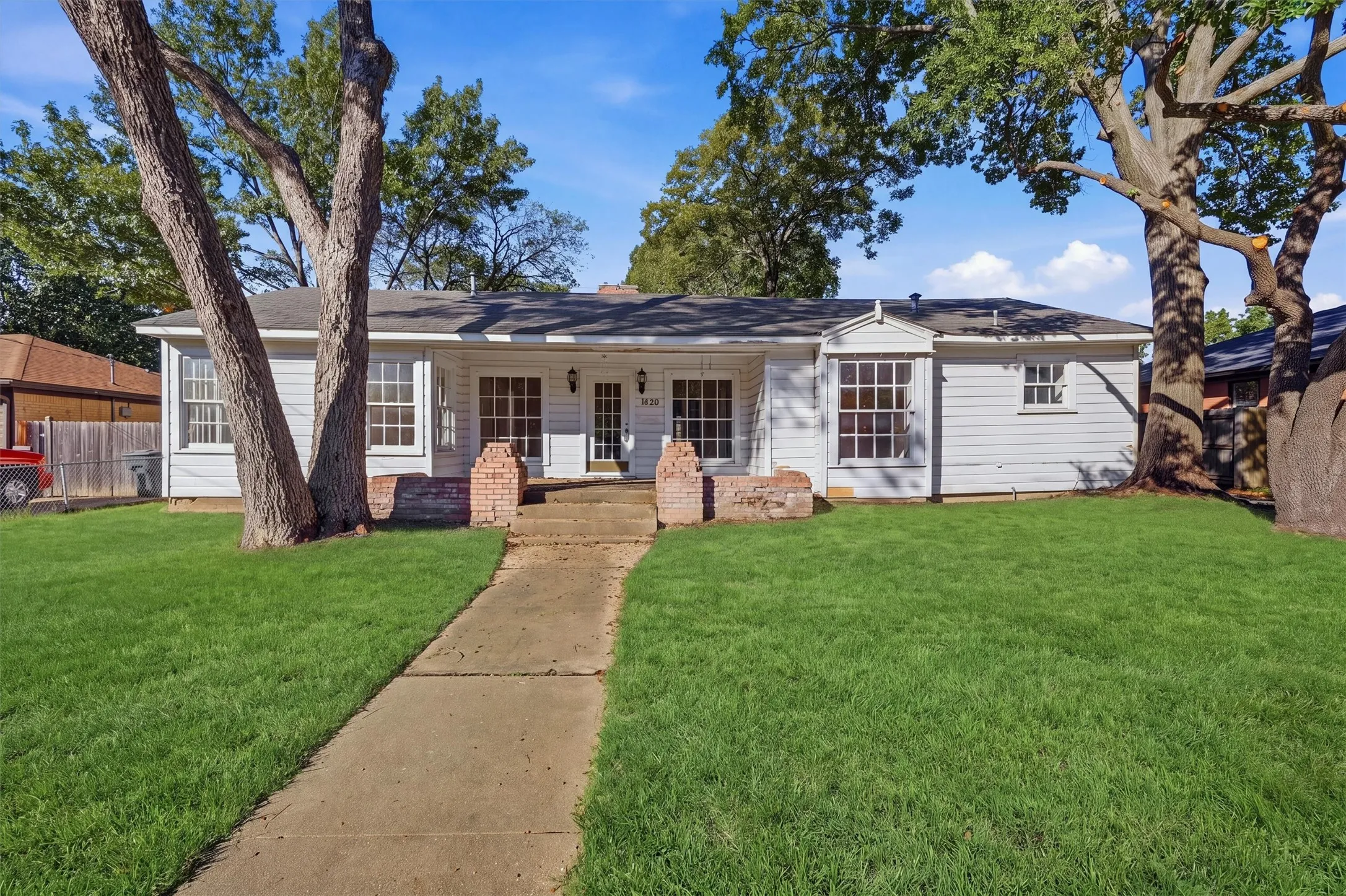 Single Family Residence For Sale in Grayson County , 1420 N Shannon Street, Sherman, Texas 75092, 3 Bedroom, 2 Bathroom, 2 Garage spaces, 1,835 Sqft, built in 1945, mls#21408495, Real Estate Agent in Sherman, Homes For Sale in Grayson county, Homes For Sale in Sherman, Realtor in Sherman Texas, Real Estate Brokerage Independent Realty Texas, Luminita Cordes Realtor