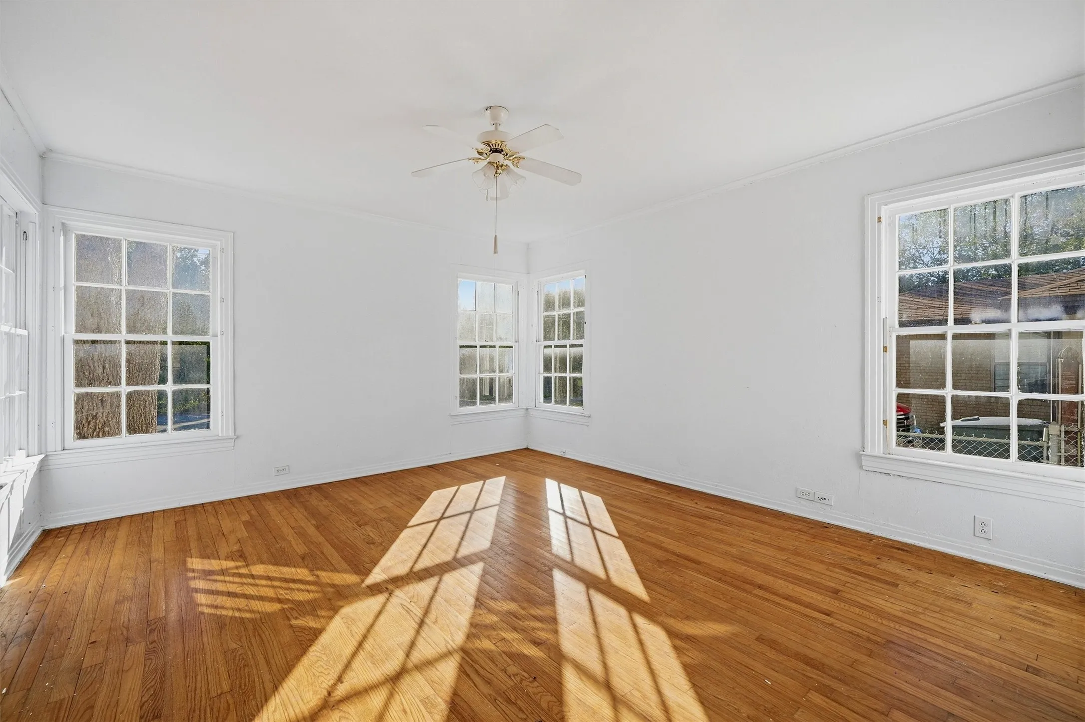 Single Family Residence For Sale in Grayson County , 1420 N Shannon Street, Sherman, Texas 75092, 3 Bedroom, 2 Bathroom, 2 Garage spaces, 1,835 Sqft, built in 1945, mls#21408495, Real Estate Agent in Sherman, Homes For Sale in Grayson county, Homes For Sale in Sherman, Realtor in Sherman Texas, Real Estate Brokerage Independent Realty Texas, Luminita Cordes Realtor