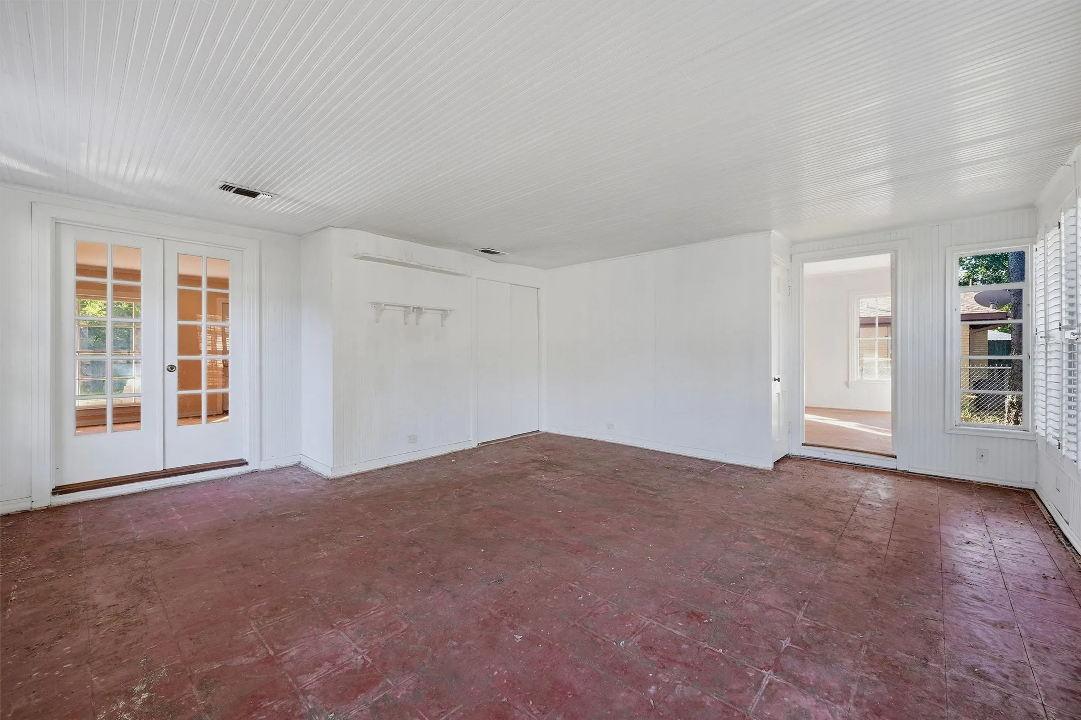 Single Family Residence For Sale in Grayson County , 1420 N Shannon Street, Sherman, Texas 75092, 3 Bedroom, 2 Bathroom, 2 Garage spaces, 1,835 Sqft, built in 1945, mls#21408495, Real Estate Agent in Sherman, Homes For Sale in Grayson county, Homes For Sale in Sherman, Realtor in Sherman Texas, Real Estate Brokerage Independent Realty Texas, Luminita Cordes Realtor