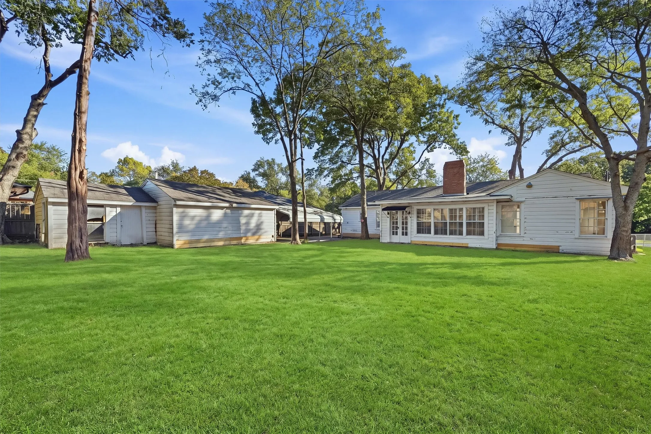 Single Family Residence For Sale in Grayson County , 1420 N Shannon Street, Sherman, Texas 75092, 3 Bedroom, 2 Bathroom, 2 Garage spaces, 1,835 Sqft, built in 1945, mls#21408495, Real Estate Agent in Sherman, Homes For Sale in Grayson county, Homes For Sale in Sherman, Realtor in Sherman Texas, Real Estate Brokerage Independent Realty Texas, Luminita Cordes Realtor