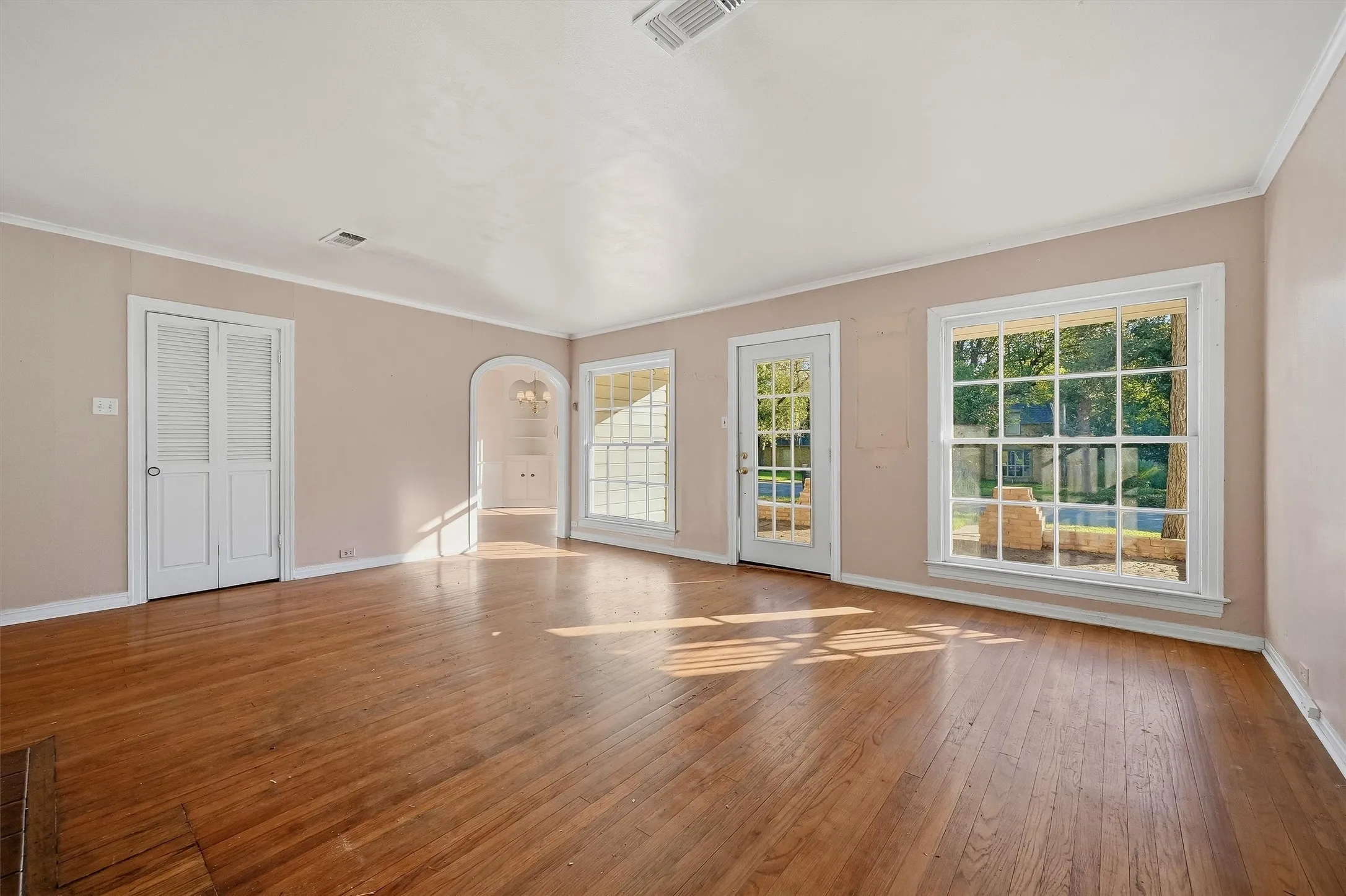 Single Family Residence For Sale in Grayson County , 1420 N Shannon Street, Sherman, Texas 75092, 3 Bedroom, 2 Bathroom, 2 Garage spaces, 1,835 Sqft, built in 1945, mls#21408495, Real Estate Agent in Sherman, Homes For Sale in Grayson county, Homes For Sale in Sherman, Realtor in Sherman Texas, Real Estate Brokerage Independent Realty Texas, Luminita Cordes Realtor