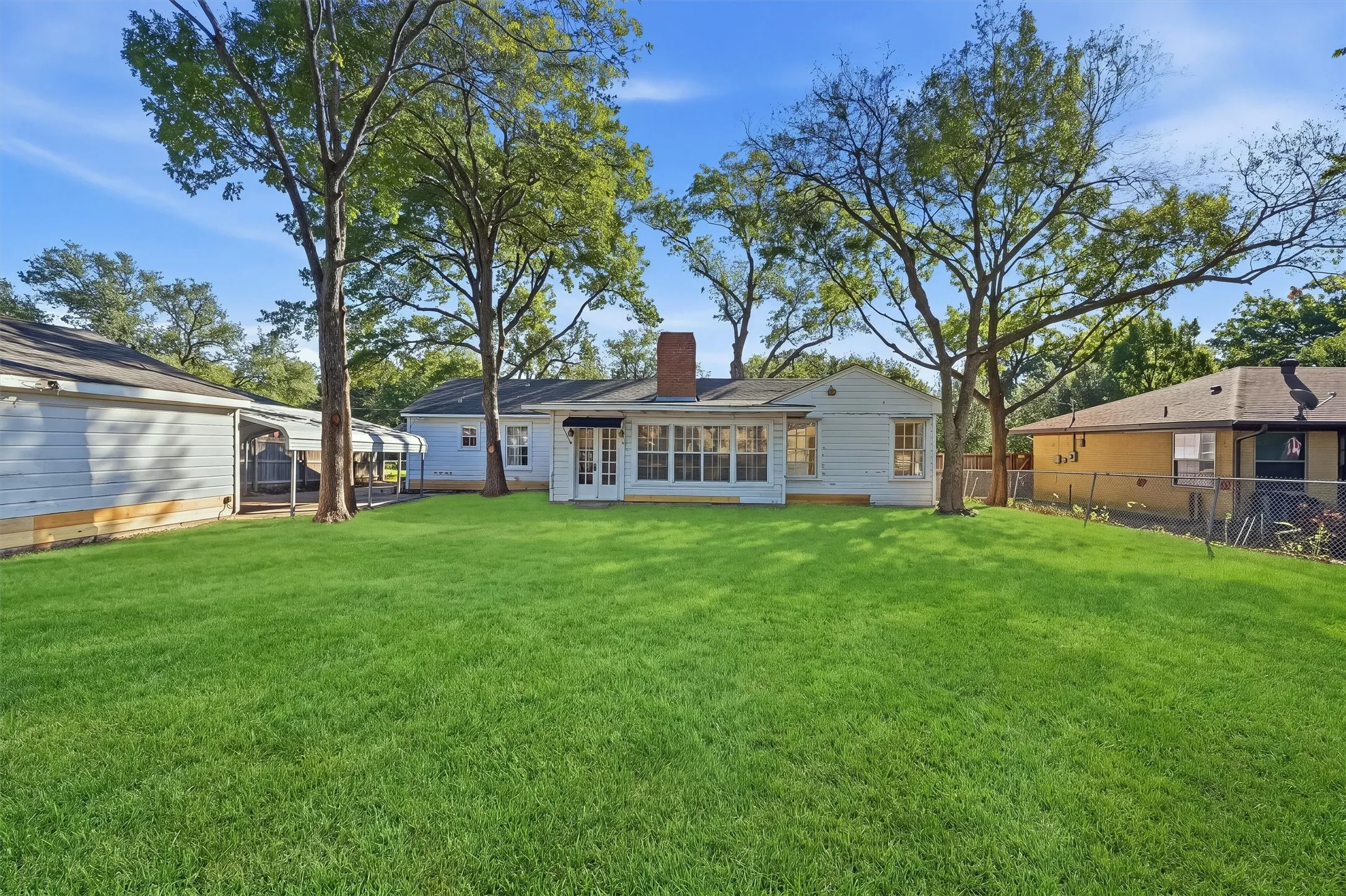 Single Family Residence For Sale in Grayson County , 1420 N Shannon Street, Sherman, Texas 75092, 3 Bedroom, 2 Bathroom, 2 Garage spaces, 1,835 Sqft, built in 1945, mls#21408495, Real Estate Agent in Sherman, Homes For Sale in Grayson county, Homes For Sale in Sherman, Realtor in Sherman Texas, Real Estate Brokerage Independent Realty Texas, Luminita Cordes Realtor