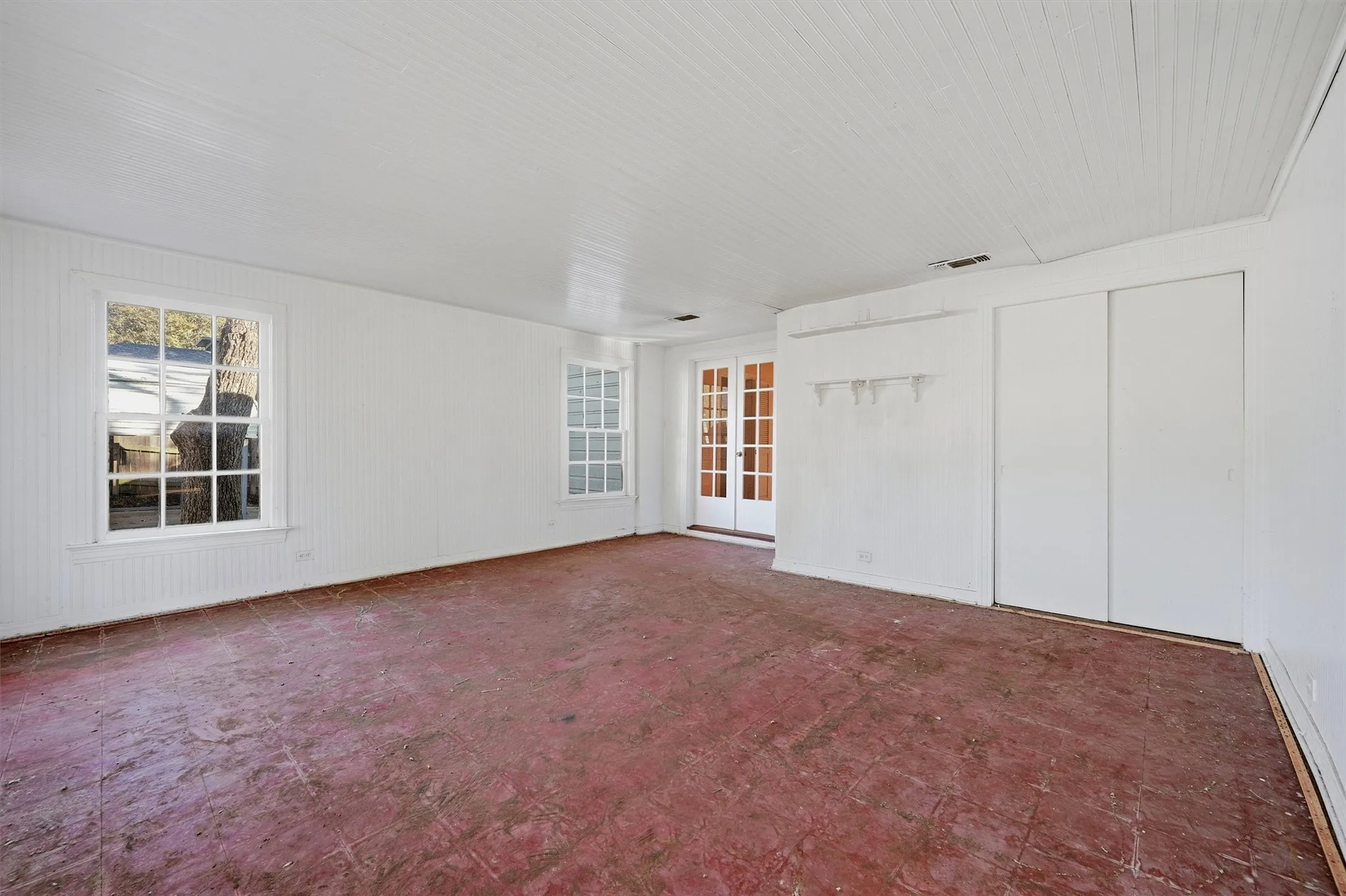 Single Family Residence For Sale in Grayson County , 1420 N Shannon Street, Sherman, Texas 75092, 3 Bedroom, 2 Bathroom, 2 Garage spaces, 1,835 Sqft, built in 1945, mls#21408495, Real Estate Agent in Sherman, Homes For Sale in Grayson county, Homes For Sale in Sherman, Realtor in Sherman Texas, Real Estate Brokerage Independent Realty Texas, Luminita Cordes Realtor