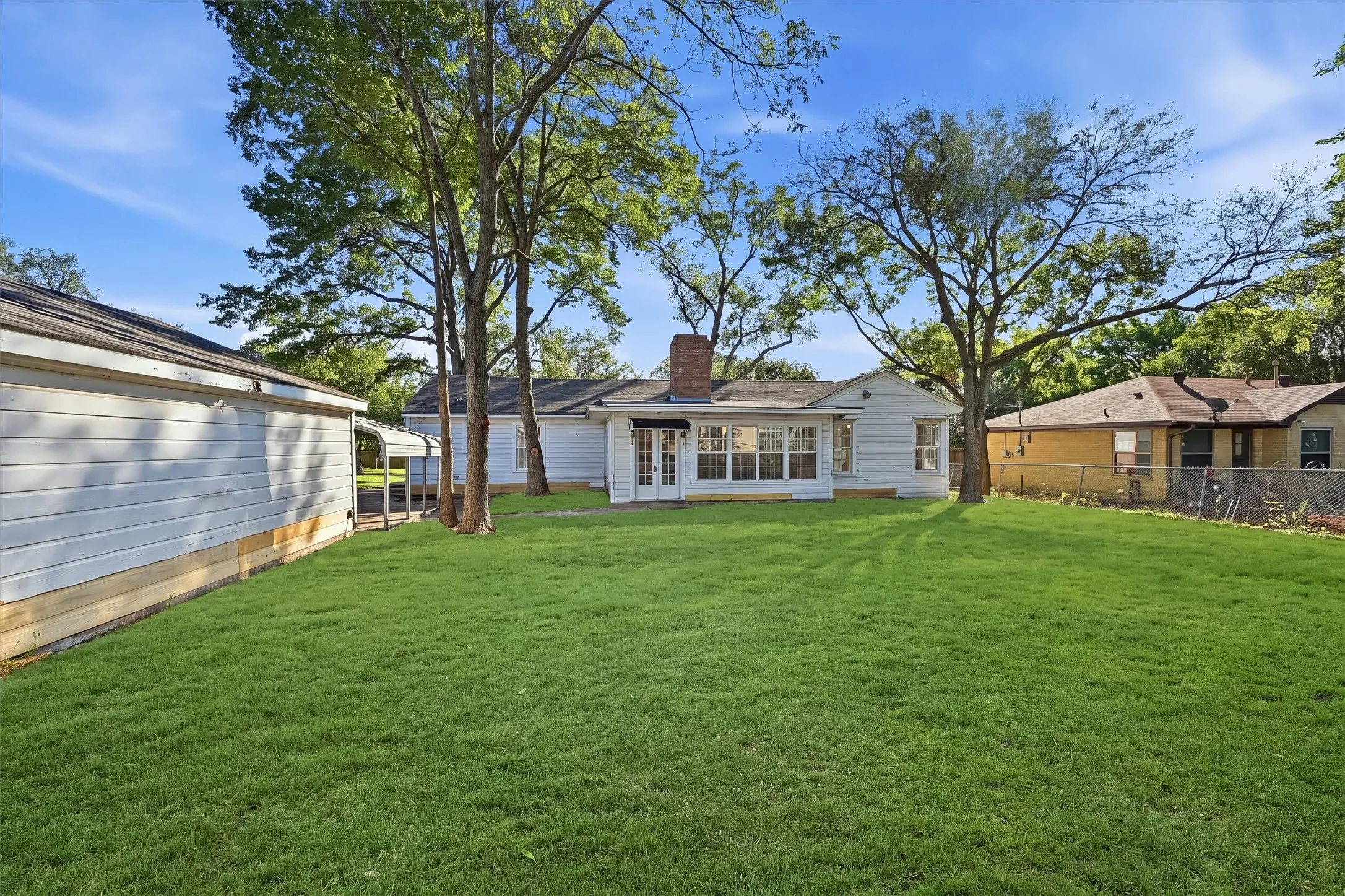 Single Family Residence For Sale in Grayson County , 1420 N Shannon Street, Sherman, Texas 75092, 3 Bedroom, 2 Bathroom, 2 Garage spaces, 1,835 Sqft, built in 1945, mls#21408495, Real Estate Agent in Sherman, Homes For Sale in Grayson county, Homes For Sale in Sherman, Realtor in Sherman Texas, Real Estate Brokerage Independent Realty Texas, Luminita Cordes Realtor