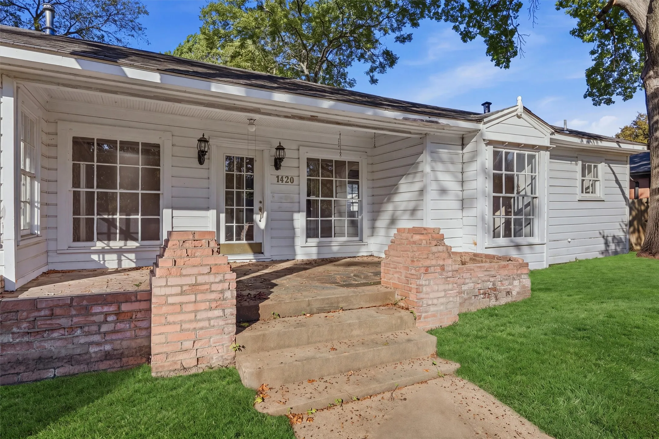 Single Family Residence For Sale in Grayson County , 1420 N Shannon Street, Sherman, Texas 75092, 3 Bedroom, 2 Bathroom, 2 Garage spaces, 1,835 Sqft, built in 1945, mls#21408495, Real Estate Agent in Sherman, Homes For Sale in Grayson county, Homes For Sale in Sherman, Realtor in Sherman Texas, Real Estate Brokerage Independent Realty Texas, Luminita Cordes Realtor
