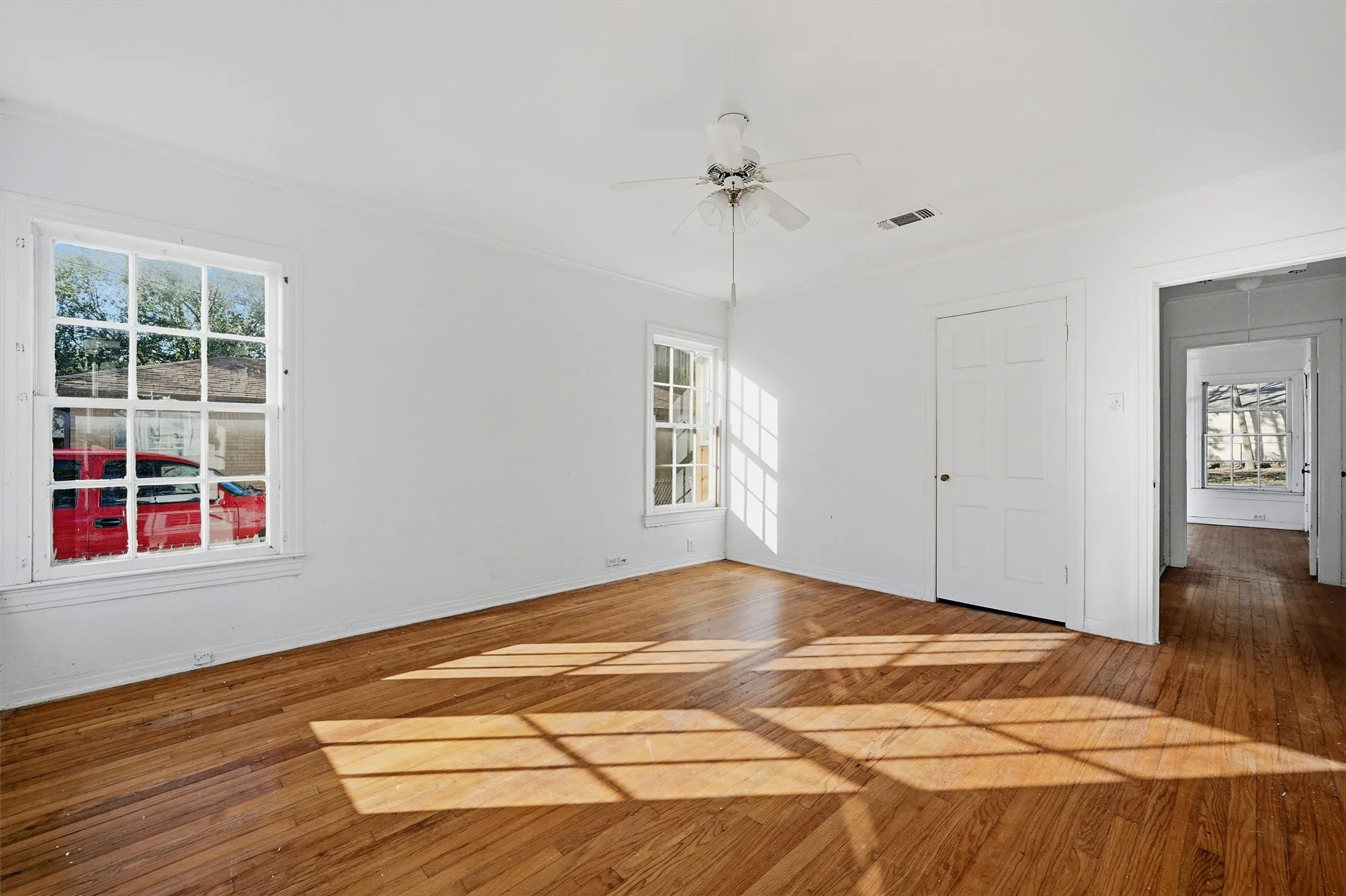 Single Family Residence For Sale in Grayson County , 1420 N Shannon Street, Sherman, Texas 75092, 3 Bedroom, 2 Bathroom, 2 Garage spaces, 1,835 Sqft, built in 1945, mls#21408495, Real Estate Agent in Sherman, Homes For Sale in Grayson county, Homes For Sale in Sherman, Realtor in Sherman Texas, Real Estate Brokerage Independent Realty Texas, Luminita Cordes Realtor