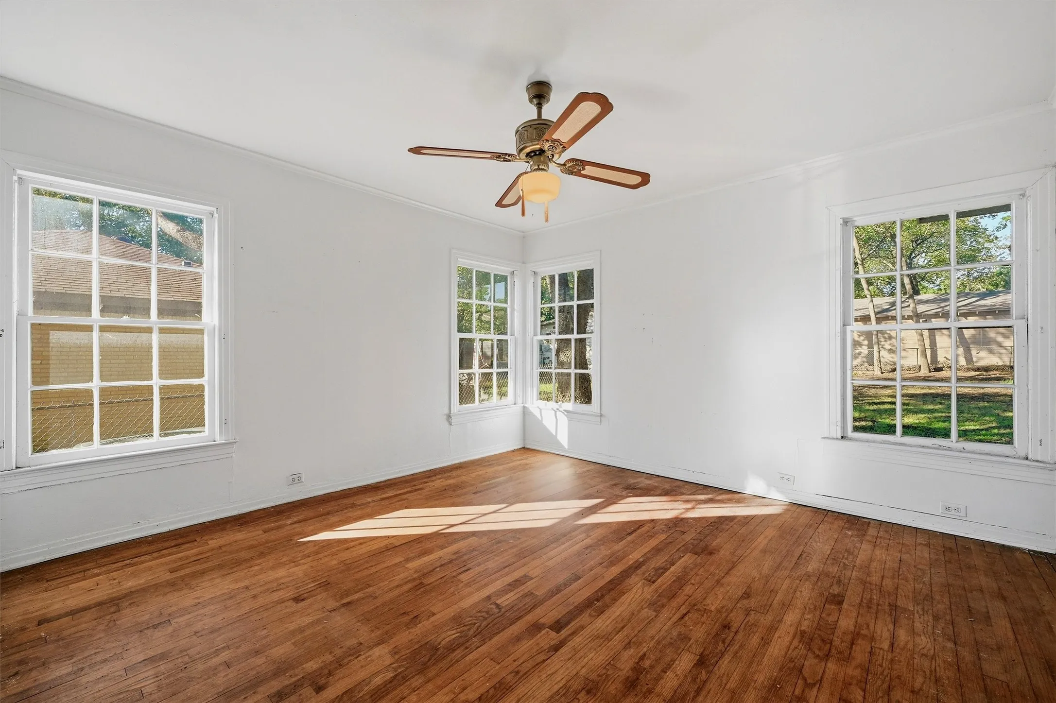 Single Family Residence For Sale in Grayson County , 1420 N Shannon Street, Sherman, Texas 75092, 3 Bedroom, 2 Bathroom, 2 Garage spaces, 1,835 Sqft, built in 1945, mls#21408495, Real Estate Agent in Sherman, Homes For Sale in Grayson county, Homes For Sale in Sherman, Realtor in Sherman Texas, Real Estate Brokerage Independent Realty Texas, Luminita Cordes Realtor