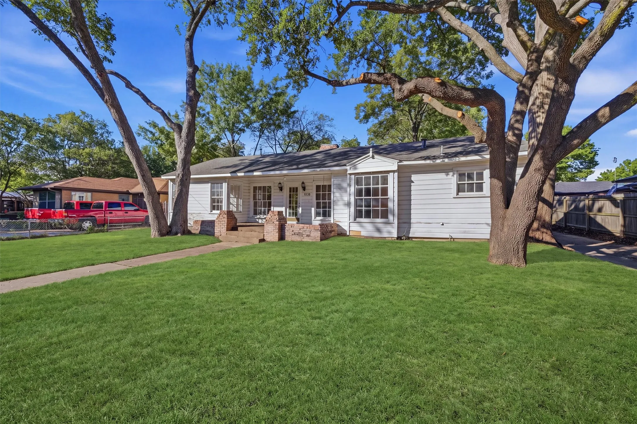 Single Family Residence For Sale in Grayson County , 1420 N Shannon Street, Sherman, Texas 75092, 3 Bedroom, 2 Bathroom, 2 Garage spaces, 1,835 Sqft, built in 1945, mls#21408495, Real Estate Agent in Sherman, Homes For Sale in Grayson county, Homes For Sale in Sherman, Realtor in Sherman Texas, Real Estate Brokerage Independent Realty Texas, Luminita Cordes Realtor