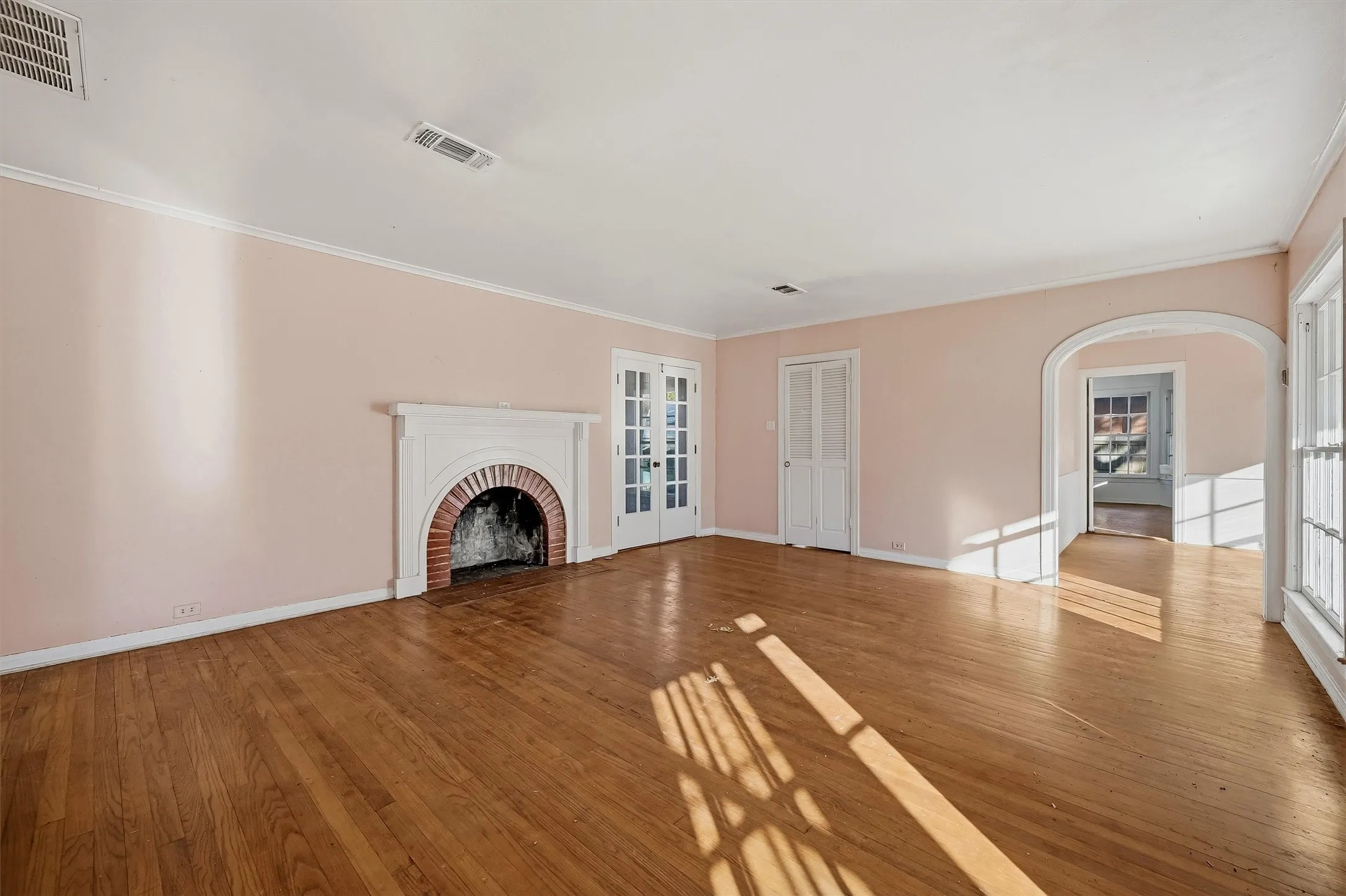 Single Family Residence For Sale in Grayson County , 1420 N Shannon Street, Sherman, Texas 75092, 3 Bedroom, 2 Bathroom, 2 Garage spaces, 1,835 Sqft, built in 1945, mls#21408495, Real Estate Agent in Sherman, Homes For Sale in Grayson county, Homes For Sale in Sherman, Realtor in Sherman Texas, Real Estate Brokerage Independent Realty Texas, Luminita Cordes Realtor
