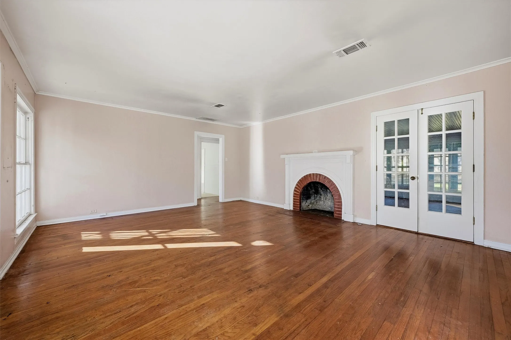 Single Family Residence For Sale in Grayson County , 1420 N Shannon Street, Sherman, Texas 75092, 3 Bedroom, 2 Bathroom, 2 Garage spaces, 1,835 Sqft, built in 1945, mls#21408495, Real Estate Agent in Sherman, Homes For Sale in Grayson county, Homes For Sale in Sherman, Realtor in Sherman Texas, Real Estate Brokerage Independent Realty Texas, Luminita Cordes Realtor