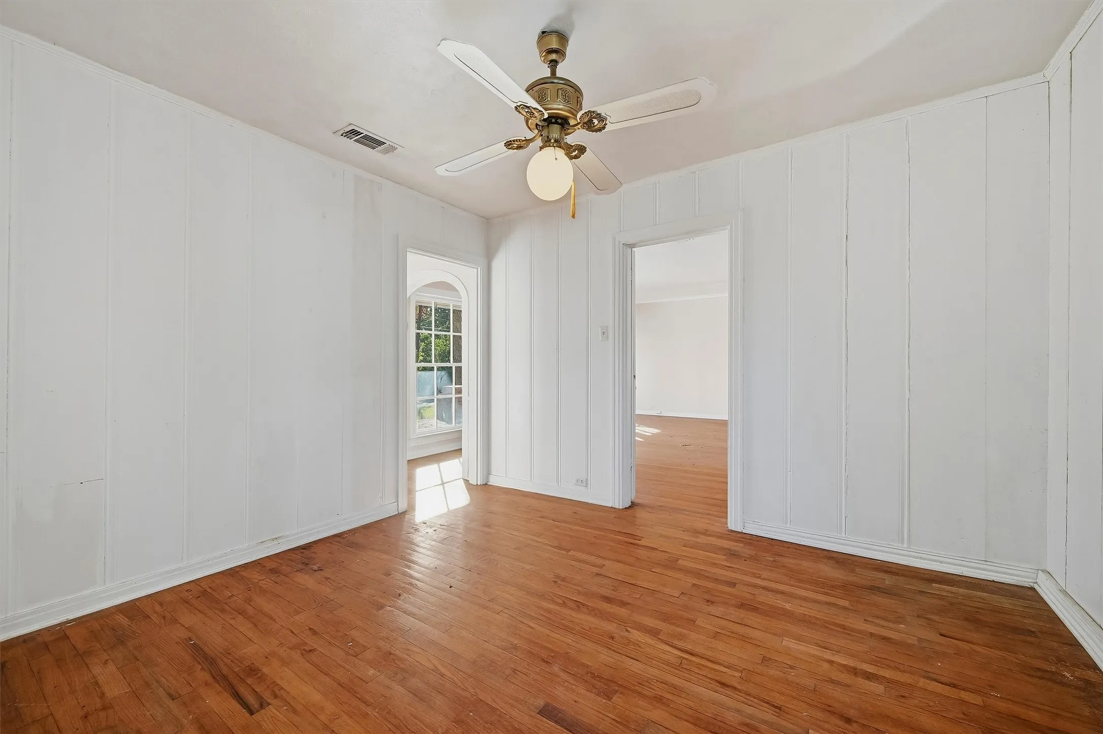 Single Family Residence For Sale in Grayson County , 1420 N Shannon Street, Sherman, Texas 75092, 3 Bedroom, 2 Bathroom, 2 Garage spaces, 1,835 Sqft, built in 1945, mls#21408495, Real Estate Agent in Sherman, Homes For Sale in Grayson county, Homes For Sale in Sherman, Realtor in Sherman Texas, Real Estate Brokerage Independent Realty Texas, Luminita Cordes Realtor