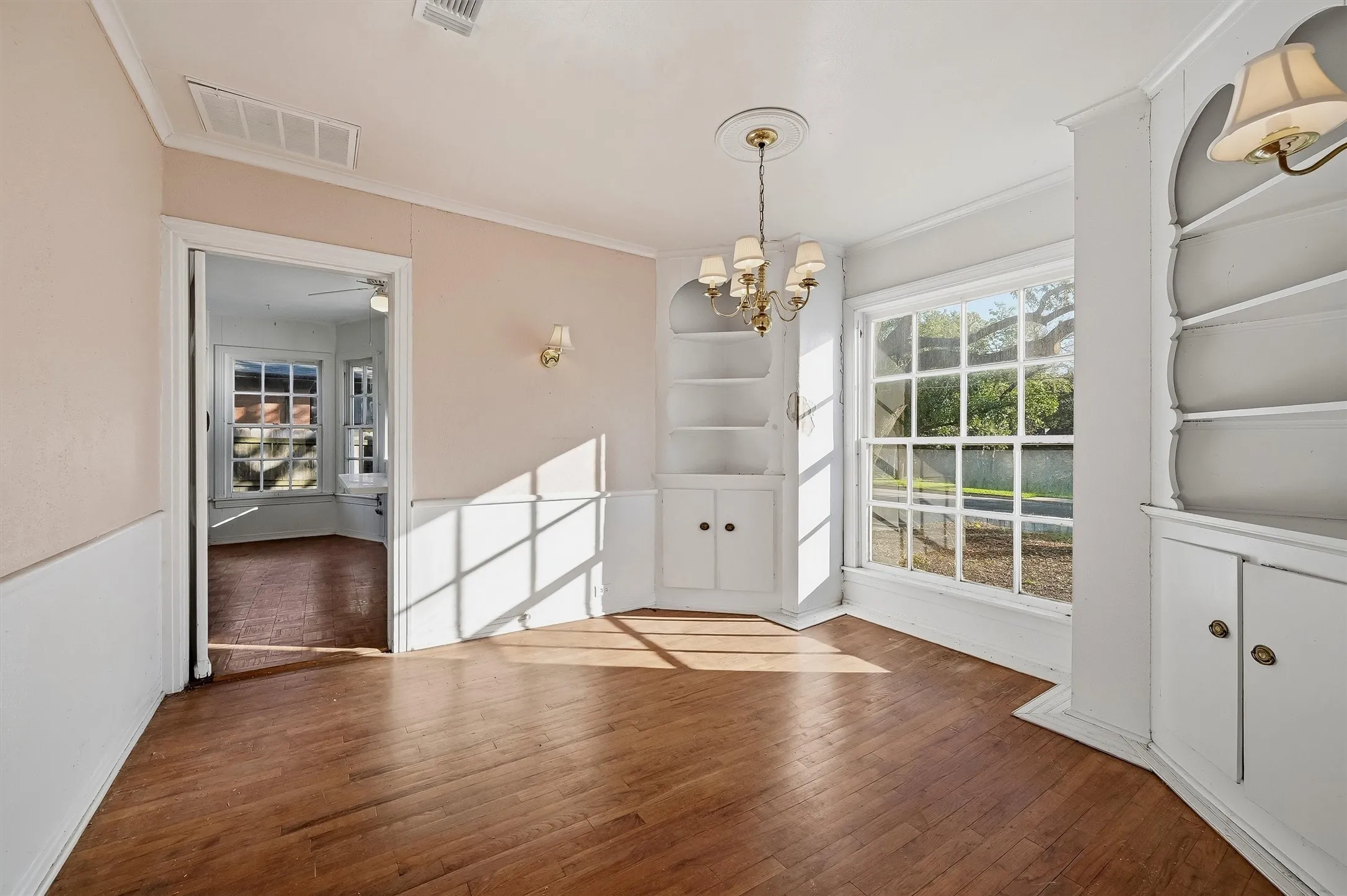 Single Family Residence For Sale in Grayson County , 1420 N Shannon Street, Sherman, Texas 75092, 3 Bedroom, 2 Bathroom, 2 Garage spaces, 1,835 Sqft, built in 1945, mls#21408495, Real Estate Agent in Sherman, Homes For Sale in Grayson county, Homes For Sale in Sherman, Realtor in Sherman Texas, Real Estate Brokerage Independent Realty Texas, Luminita Cordes Realtor
