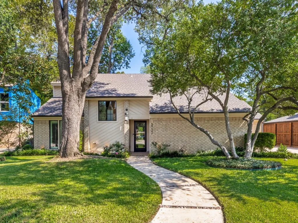 Single Family Residence For Sale in Dallas County , 3722 Wooded Creek Drive, Farmers Branch, Texas 75244, 3 Bedroom, 3 Bathroom, 2 Garage spaces, 2,807 Sqft, built in 1978, mls#21404537, Real Estate Agent in Farmers Branch, Homes For Sale in Dallas county, Homes For Sale in Farmers Branch, Realtor in Farmers Branch Texas, Real Estate Brokerage Independent Realty Texas, Luminita Cordes Realtor