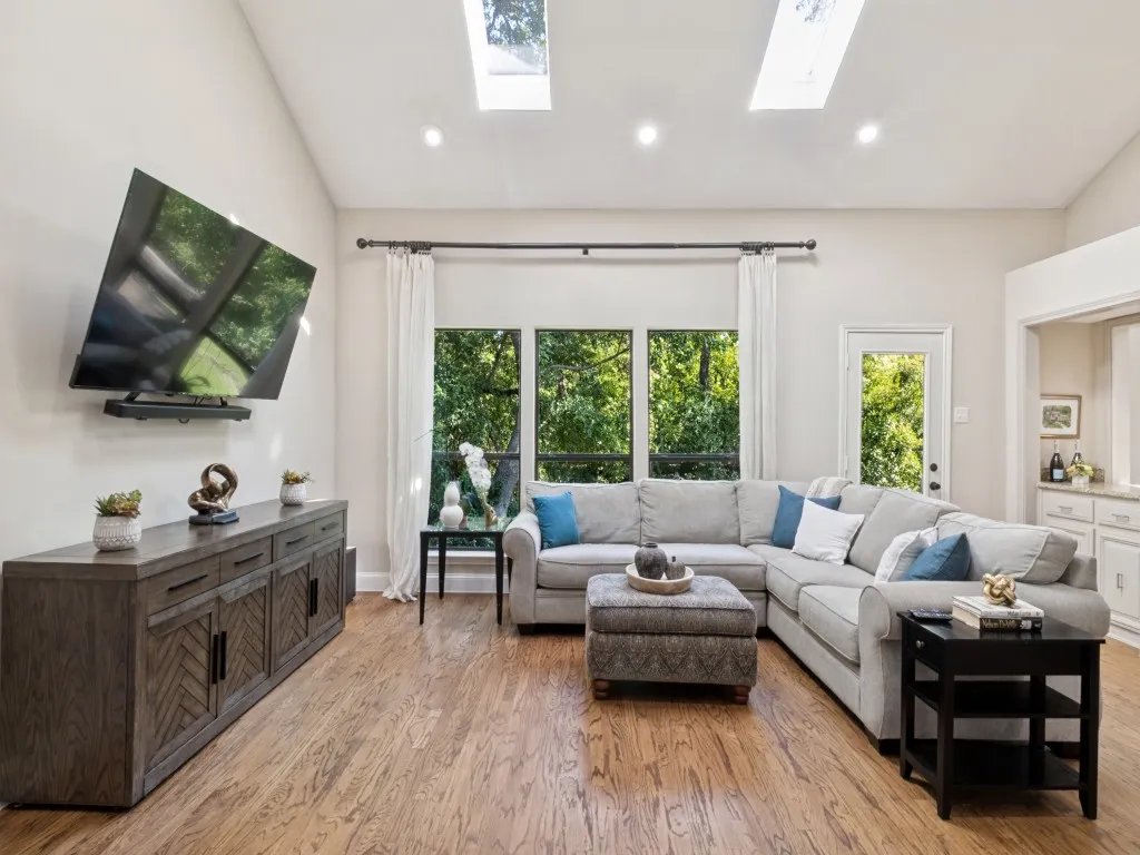 Single Family Residence For Sale in Dallas County , 3722 Wooded Creek Drive, Farmers Branch, Texas 75244, 3 Bedroom, 3 Bathroom, 2 Garage spaces, 2,807 Sqft, built in 1978, mls#21404537, Real Estate Agent in Farmers Branch, Homes For Sale in Dallas county, Homes For Sale in Farmers Branch, Realtor in Farmers Branch Texas, Real Estate Brokerage Independent Realty Texas, Luminita Cordes Realtor