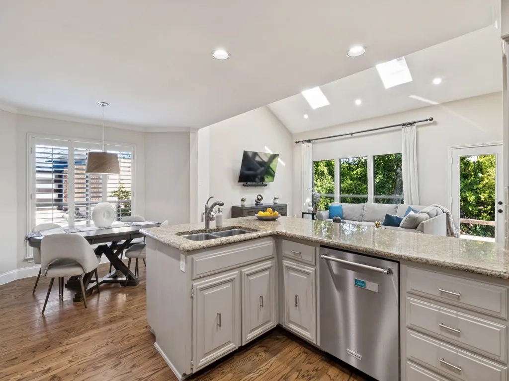 Single Family Residence For Sale in Dallas County , 3722 Wooded Creek Drive, Farmers Branch, Texas 75244, 3 Bedroom, 3 Bathroom, 2 Garage spaces, 2,807 Sqft, built in 1978, mls#21404537, Real Estate Agent in Farmers Branch, Homes For Sale in Dallas county, Homes For Sale in Farmers Branch, Realtor in Farmers Branch Texas, Real Estate Brokerage Independent Realty Texas, Luminita Cordes Realtor