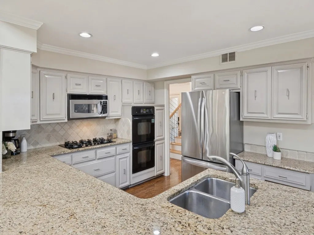 Single Family Residence For Sale in Dallas County , 3722 Wooded Creek Drive, Farmers Branch, Texas 75244, 3 Bedroom, 3 Bathroom, 2 Garage spaces, 2,807 Sqft, built in 1978, mls#21404537, Real Estate Agent in Farmers Branch, Homes For Sale in Dallas county, Homes For Sale in Farmers Branch, Realtor in Farmers Branch Texas, Real Estate Brokerage Independent Realty Texas, Luminita Cordes Realtor