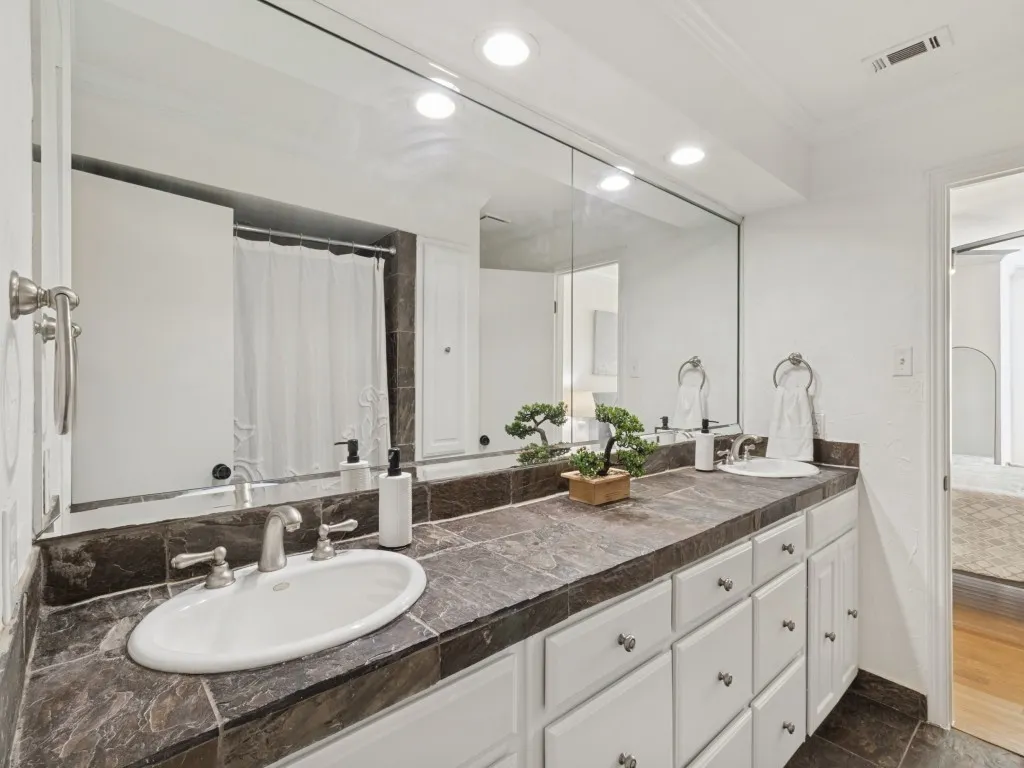 Single Family Residence For Sale in Dallas County , 3722 Wooded Creek Drive, Farmers Branch, Texas 75244, 3 Bedroom, 3 Bathroom, 2 Garage spaces, 2,807 Sqft, built in 1978, mls#21404537, Real Estate Agent in Farmers Branch, Homes For Sale in Dallas county, Homes For Sale in Farmers Branch, Realtor in Farmers Branch Texas, Real Estate Brokerage Independent Realty Texas, Luminita Cordes Realtor