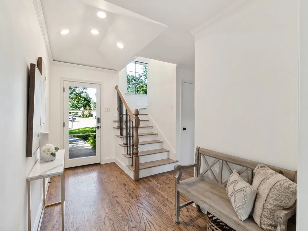 Single Family Residence For Sale in Dallas County , 3722 Wooded Creek Drive, Farmers Branch, Texas 75244, 3 Bedroom, 3 Bathroom, 2 Garage spaces, 2,807 Sqft, built in 1978, mls#21404537, Real Estate Agent in Farmers Branch, Homes For Sale in Dallas county, Homes For Sale in Farmers Branch, Realtor in Farmers Branch Texas, Real Estate Brokerage Independent Realty Texas, Luminita Cordes Realtor
