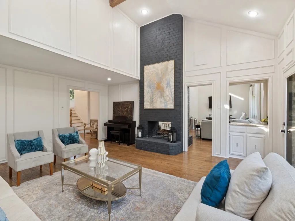 Single Family Residence For Sale in Dallas County , 3722 Wooded Creek Drive, Farmers Branch, Texas 75244, 3 Bedroom, 3 Bathroom, 2 Garage spaces, 2,807 Sqft, built in 1978, mls#21404537, Real Estate Agent in Farmers Branch, Homes For Sale in Dallas county, Homes For Sale in Farmers Branch, Realtor in Farmers Branch Texas, Real Estate Brokerage Independent Realty Texas, Luminita Cordes Realtor