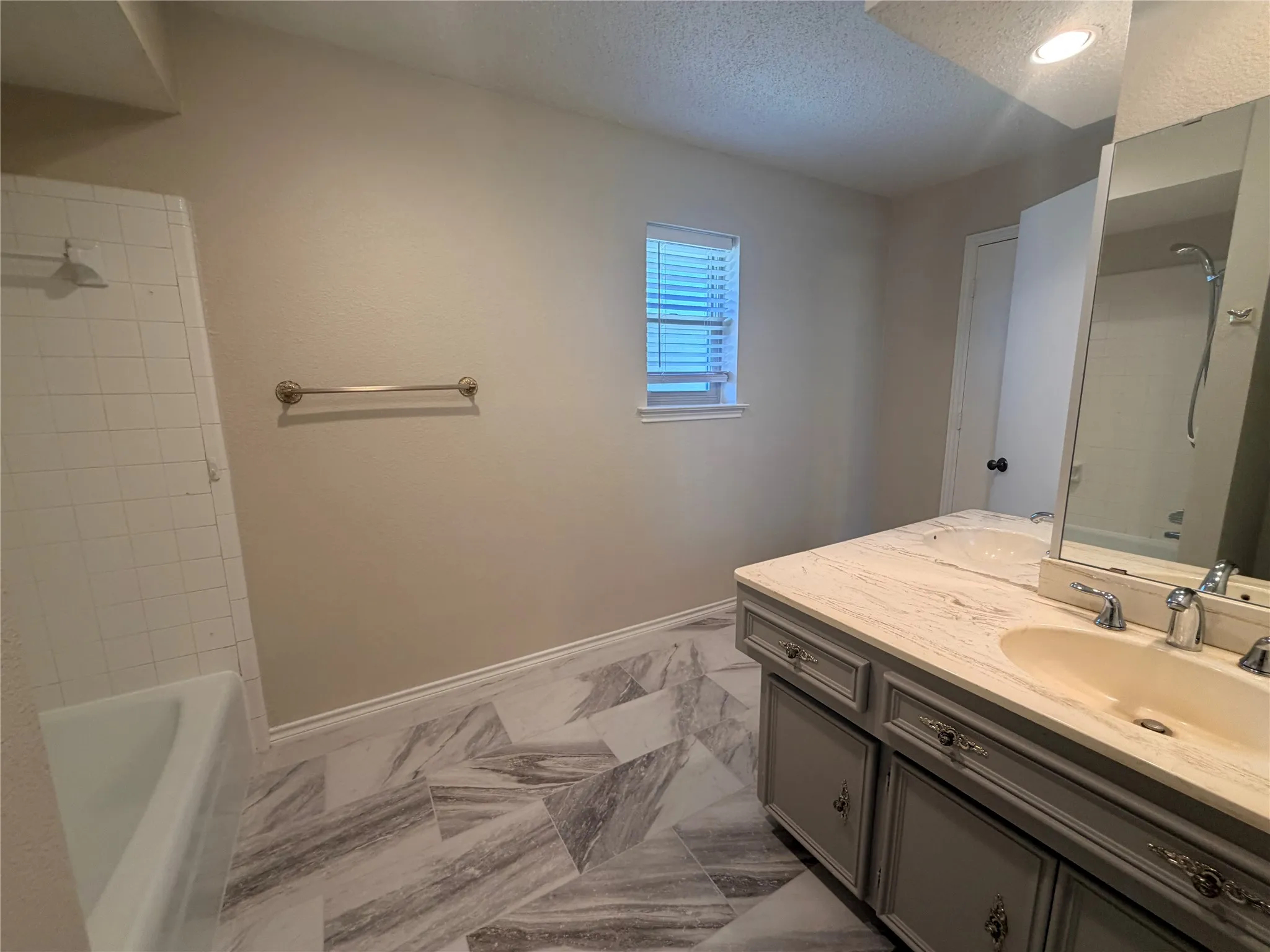 Single Family Residence For Rent in Tarrant County , 1620 Lexington Place, Bedford, Texas 76022, 3 Bedroom, 2 Bathroom, 2 Garage spaces, 1,685 Sqft, built in 1976, mls#21408498, Real Estate Agent in Bedford, Homes For Rent in Tarrant county, Homes For Rent in Bedford, Realtor in Bedford Texas, Real Estate Brokerage Independent Realty Texas, Luminita Cordes Realtor