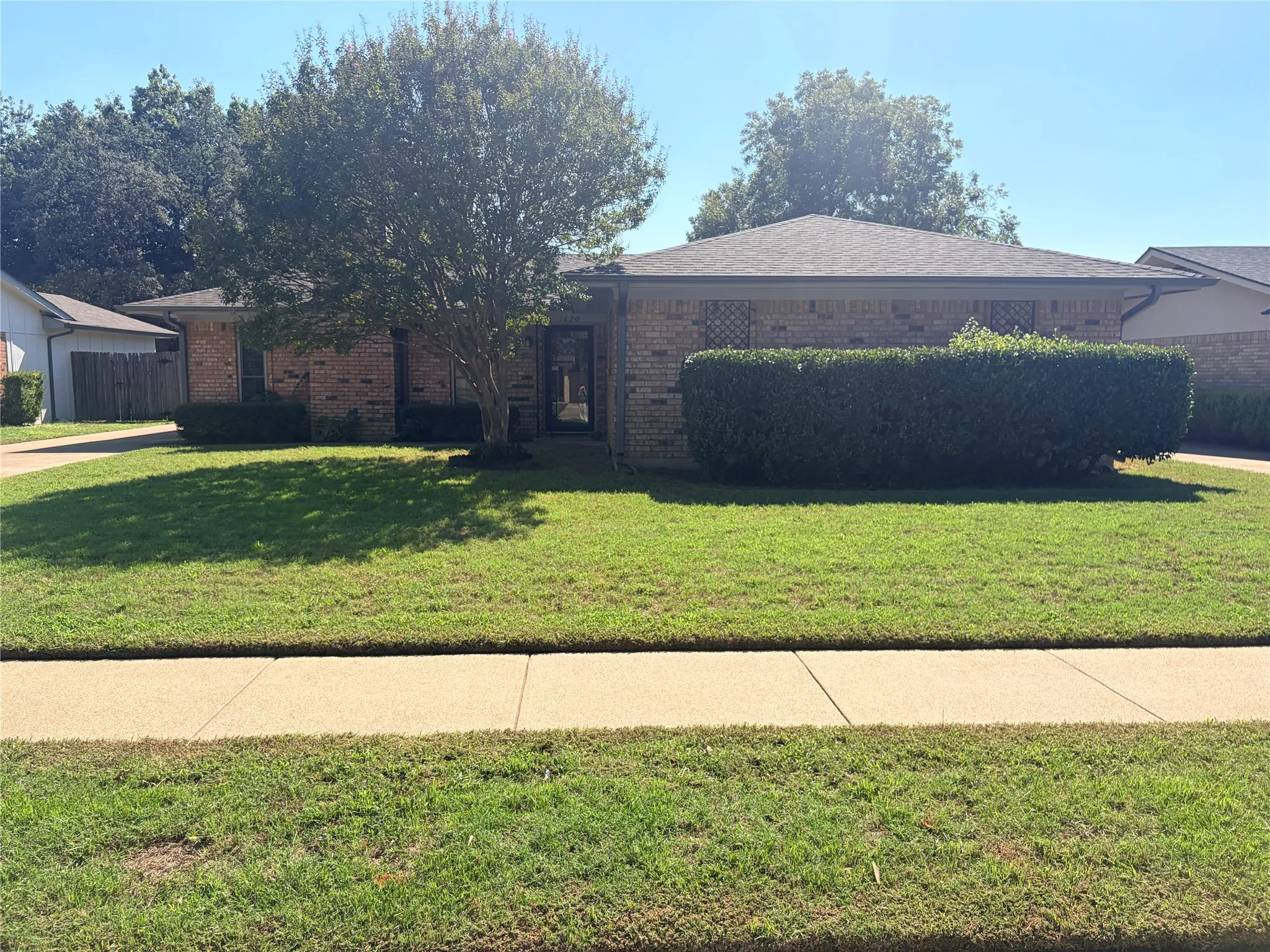 Single Family Residence For Rent in Tarrant County , 1620 Lexington Place, Bedford, Texas 76022, 3 Bedroom, 2 Bathroom, 2 Garage spaces, 1,685 Sqft, built in 1976, mls#21408498, Real Estate Agent in Bedford, Homes For Rent in Tarrant county, Homes For Rent in Bedford, Realtor in Bedford Texas, Real Estate Brokerage Independent Realty Texas, Luminita Cordes Realtor