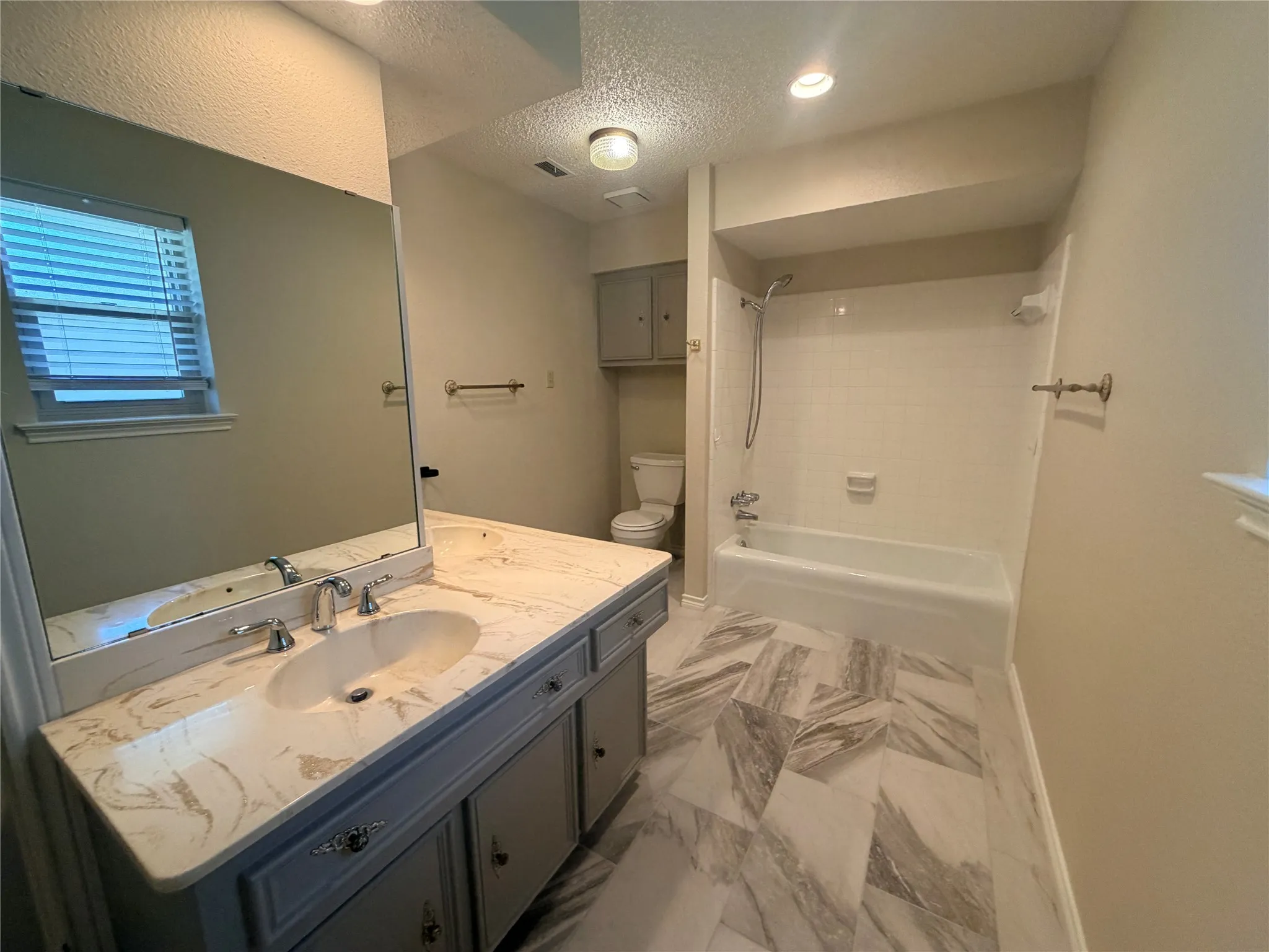 Single Family Residence For Rent in Tarrant County , 1620 Lexington Place, Bedford, Texas 76022, 3 Bedroom, 2 Bathroom, 2 Garage spaces, 1,685 Sqft, built in 1976, mls#21408498, Real Estate Agent in Bedford, Homes For Rent in Tarrant county, Homes For Rent in Bedford, Realtor in Bedford Texas, Real Estate Brokerage Independent Realty Texas, Luminita Cordes Realtor