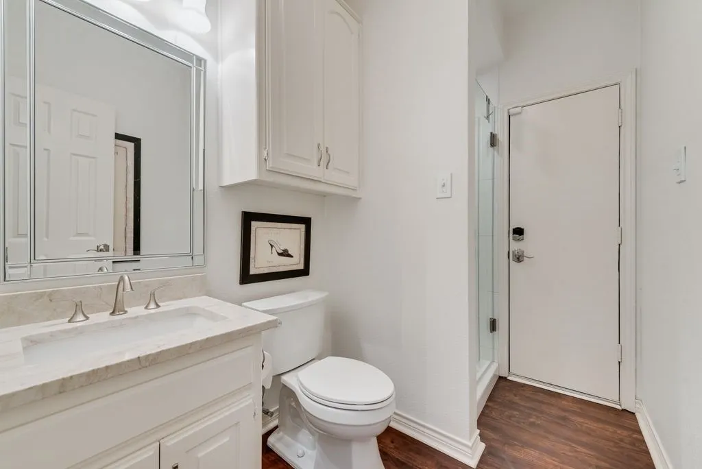 Downstairs full guest bathroom.