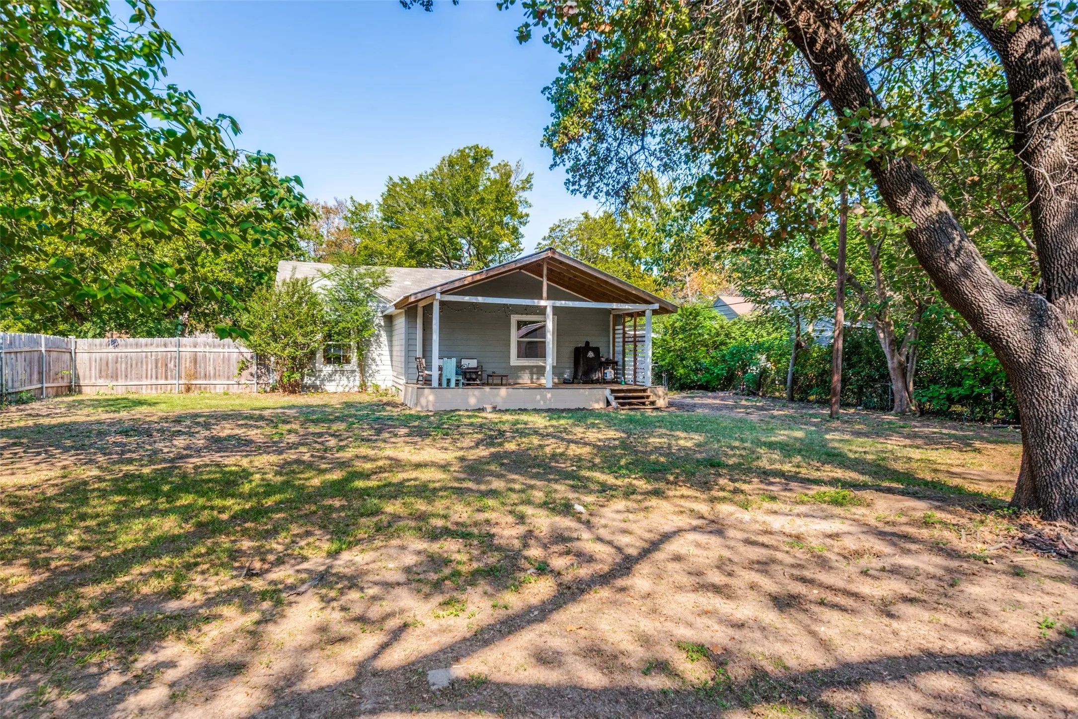 Single Family Residence For Sale in Dallas County , 112 Avenue B, Seagoville, Texas 75159, 3 Bedroom, 2 Bathroom, Garage spaces, 1,469 Sqft, built in 1942, mls#21407461, Real Estate Agent in Seagoville, Homes For Sale in Dallas county, Homes For Sale in Seagoville, Realtor in Seagoville Texas, Real Estate Brokerage Independent Realty Texas, Luminita Cordes Realtor