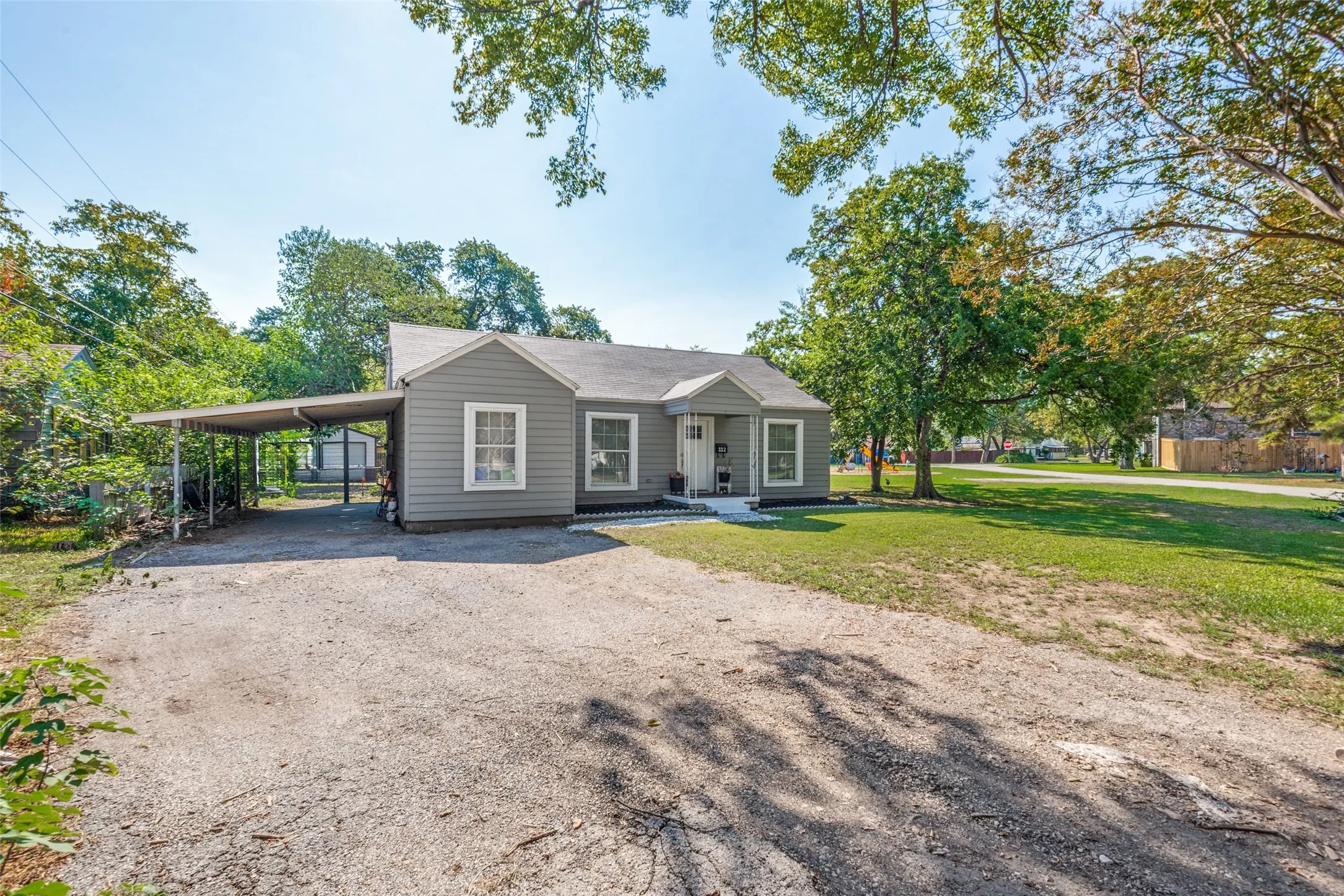 Single Family Residence For Sale in Dallas County , 112 Avenue B, Seagoville, Texas 75159, 3 Bedroom, 2 Bathroom, Garage spaces, 1,469 Sqft, built in 1942, mls#21407461, Real Estate Agent in Seagoville, Homes For Sale in Dallas county, Homes For Sale in Seagoville, Realtor in Seagoville Texas, Real Estate Brokerage Independent Realty Texas, Luminita Cordes Realtor
