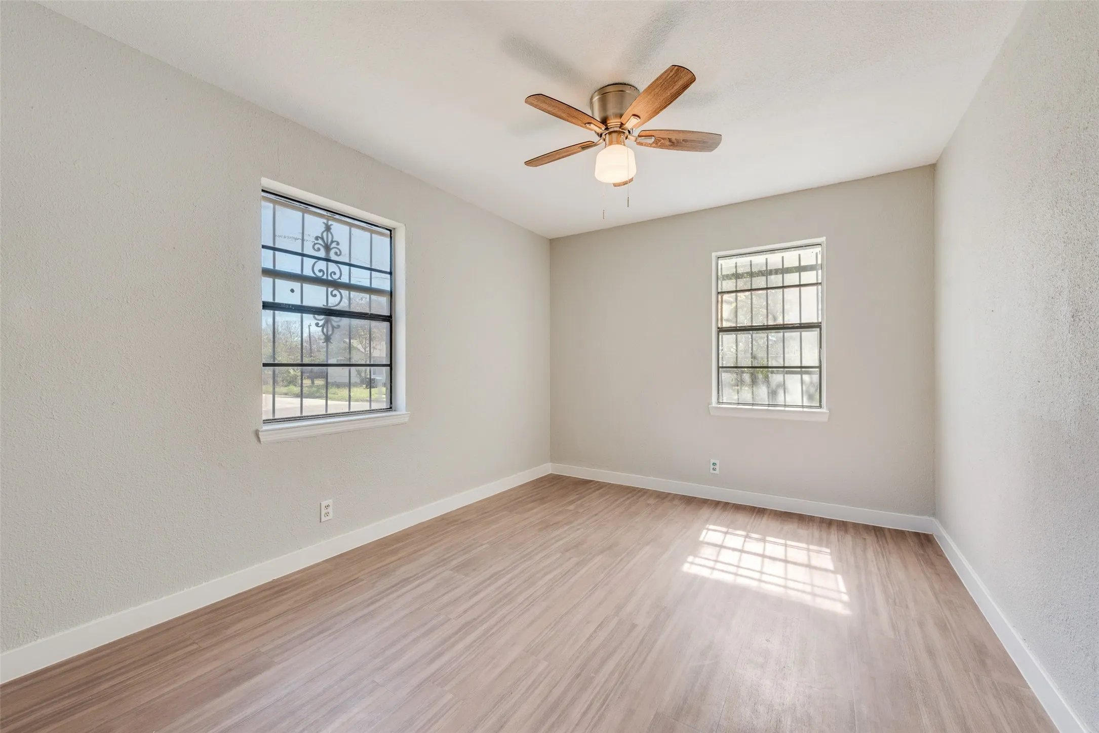 Single Family Residence For Sale in Tarrant County , 3508 Hatcher Street, Fort Worth, Texas 76119, 3 Bedroom, 2 Bathroom, Garage spaces, 1,130 Sqft, built in 1954, mls#21404824, Real Estate Agent in Fort Worth, Homes For Sale in Tarrant county, Homes For Sale in Fort Worth, Realtor in Fort Worth Texas, Real Estate Brokerage Independent Realty Texas, Luminita Cordes Realtor