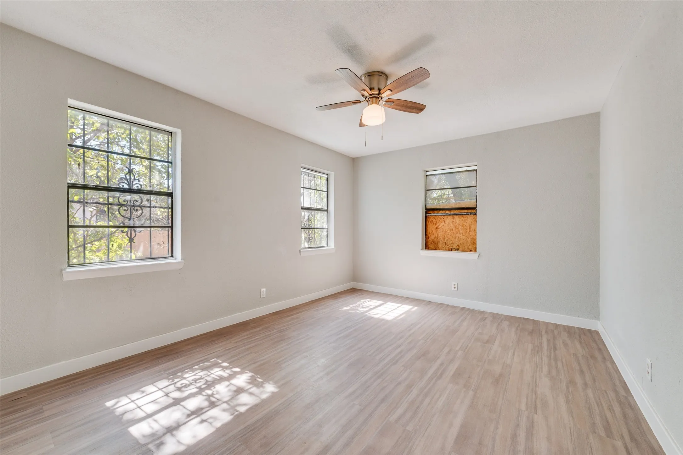 Single Family Residence For Sale in Tarrant County , 3508 Hatcher Street, Fort Worth, Texas 76119, 3 Bedroom, 2 Bathroom, Garage spaces, 1,130 Sqft, built in 1954, mls#21404824, Real Estate Agent in Fort Worth, Homes For Sale in Tarrant county, Homes For Sale in Fort Worth, Realtor in Fort Worth Texas, Real Estate Brokerage Independent Realty Texas, Luminita Cordes Realtor