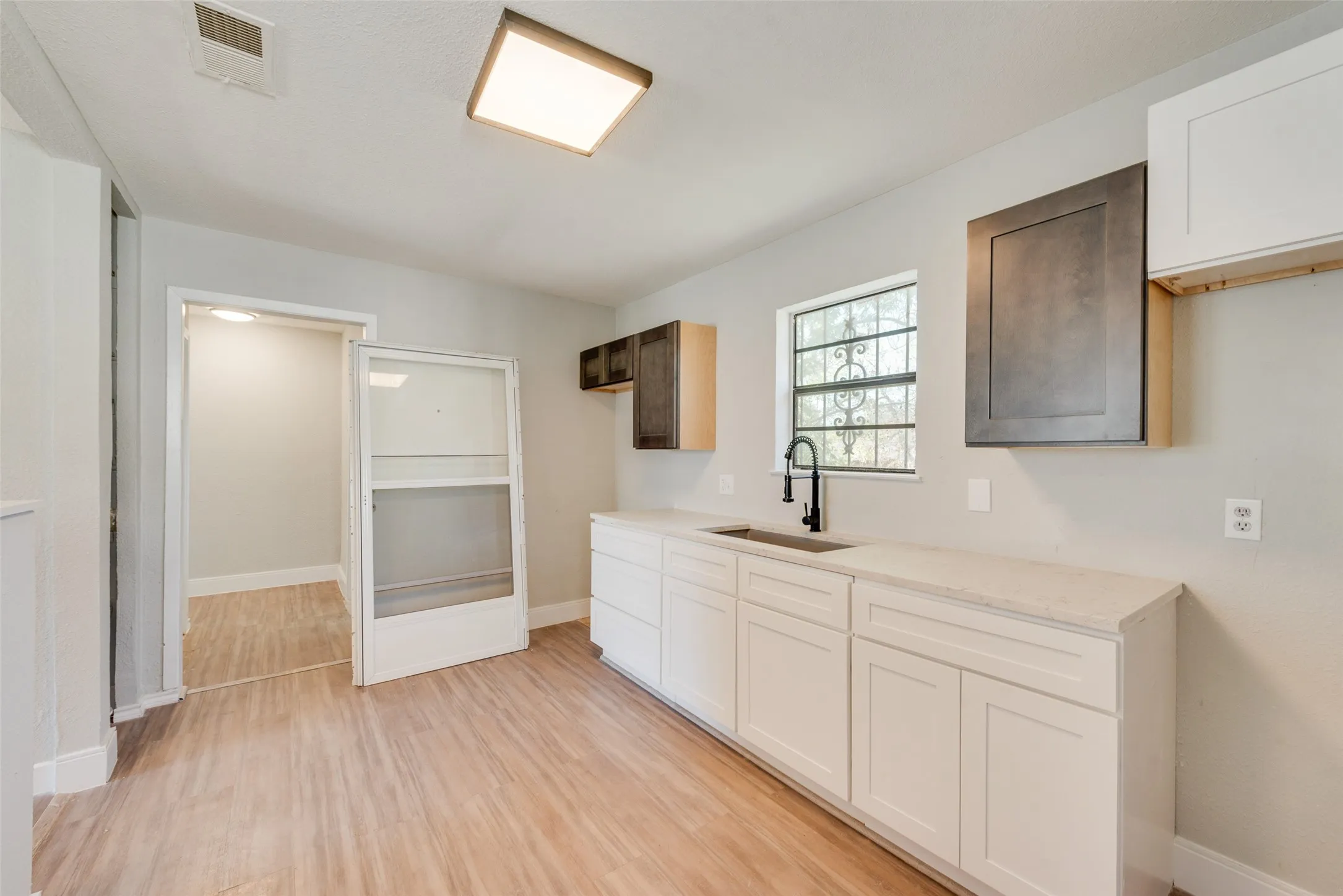 Single Family Residence For Sale in Tarrant County , 3508 Hatcher Street, Fort Worth, Texas 76119, 3 Bedroom, 2 Bathroom, Garage spaces, 1,130 Sqft, built in 1954, mls#21404824, Real Estate Agent in Fort Worth, Homes For Sale in Tarrant county, Homes For Sale in Fort Worth, Realtor in Fort Worth Texas, Real Estate Brokerage Independent Realty Texas, Luminita Cordes Realtor