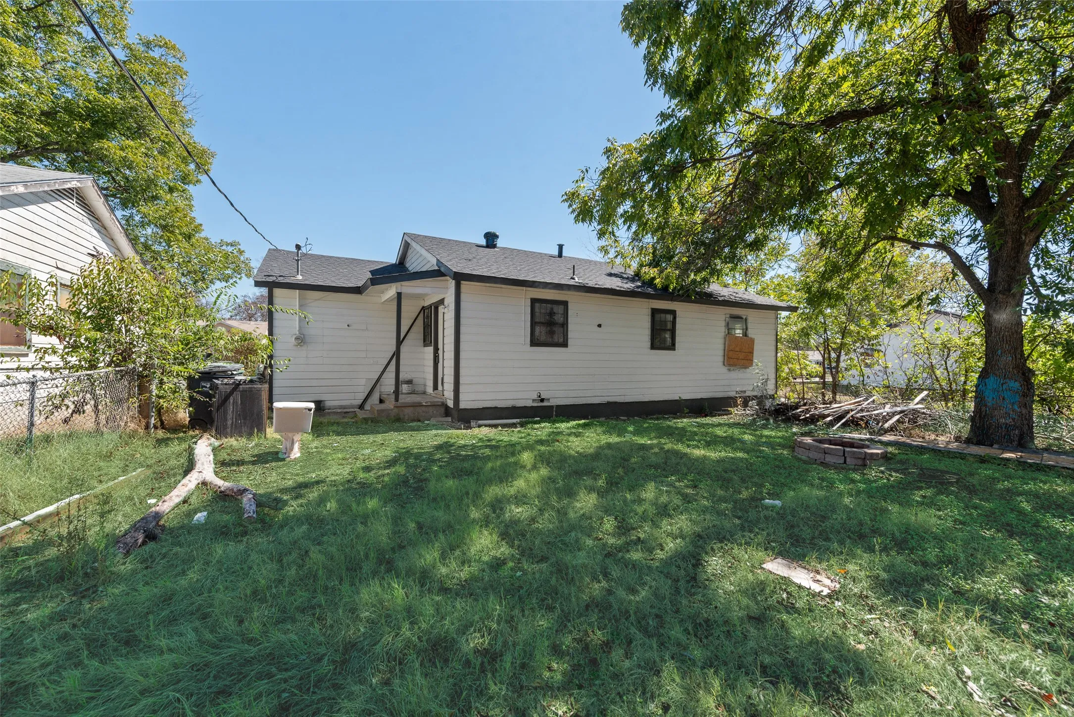 Single Family Residence For Sale in Tarrant County , 3508 Hatcher Street, Fort Worth, Texas 76119, 3 Bedroom, 2 Bathroom, Garage spaces, 1,130 Sqft, built in 1954, mls#21404824, Real Estate Agent in Fort Worth, Homes For Sale in Tarrant county, Homes For Sale in Fort Worth, Realtor in Fort Worth Texas, Real Estate Brokerage Independent Realty Texas, Luminita Cordes Realtor