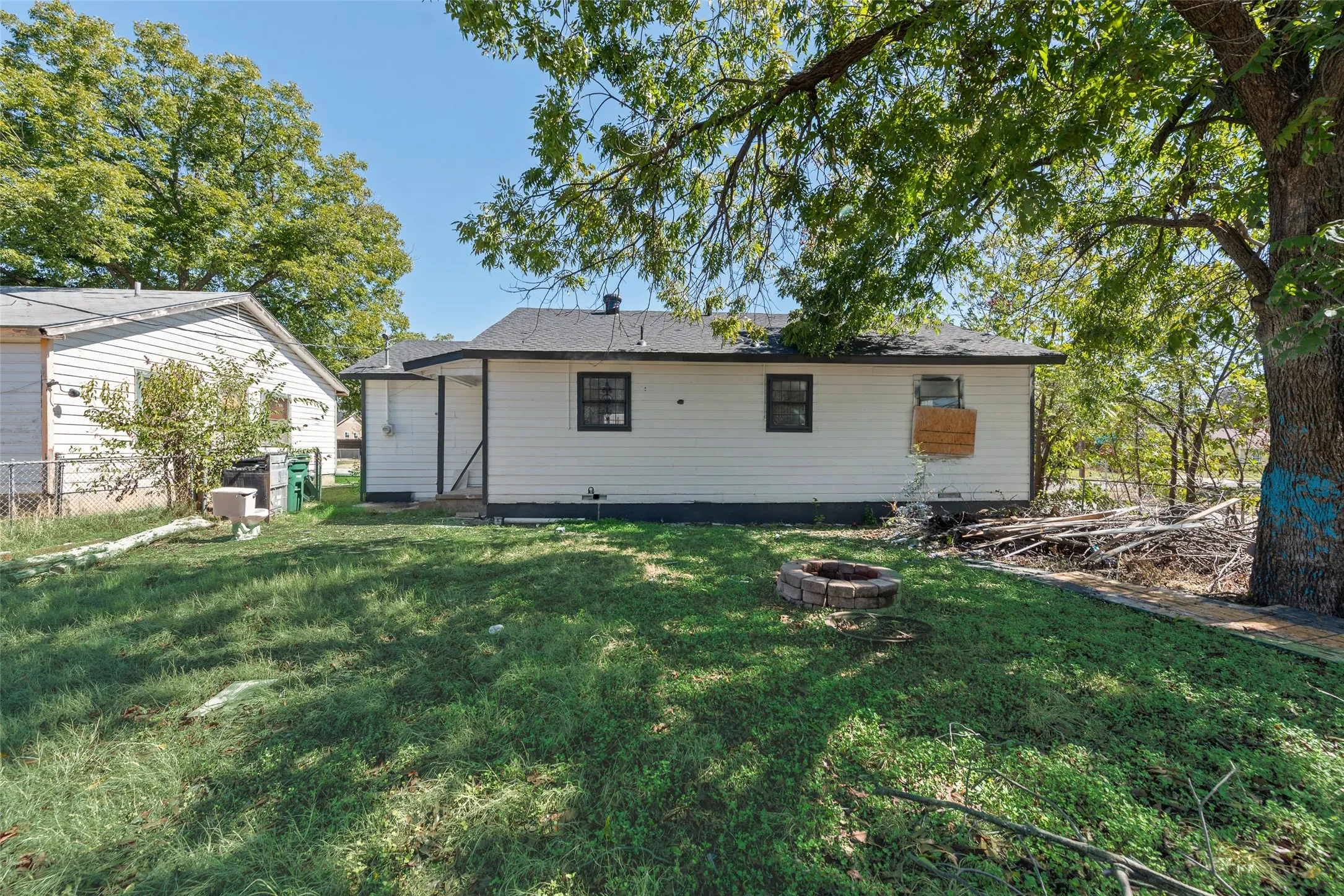 Single Family Residence For Sale in Tarrant County , 3508 Hatcher Street, Fort Worth, Texas 76119, 3 Bedroom, 2 Bathroom, Garage spaces, 1,130 Sqft, built in 1954, mls#21404824, Real Estate Agent in Fort Worth, Homes For Sale in Tarrant county, Homes For Sale in Fort Worth, Realtor in Fort Worth Texas, Real Estate Brokerage Independent Realty Texas, Luminita Cordes Realtor