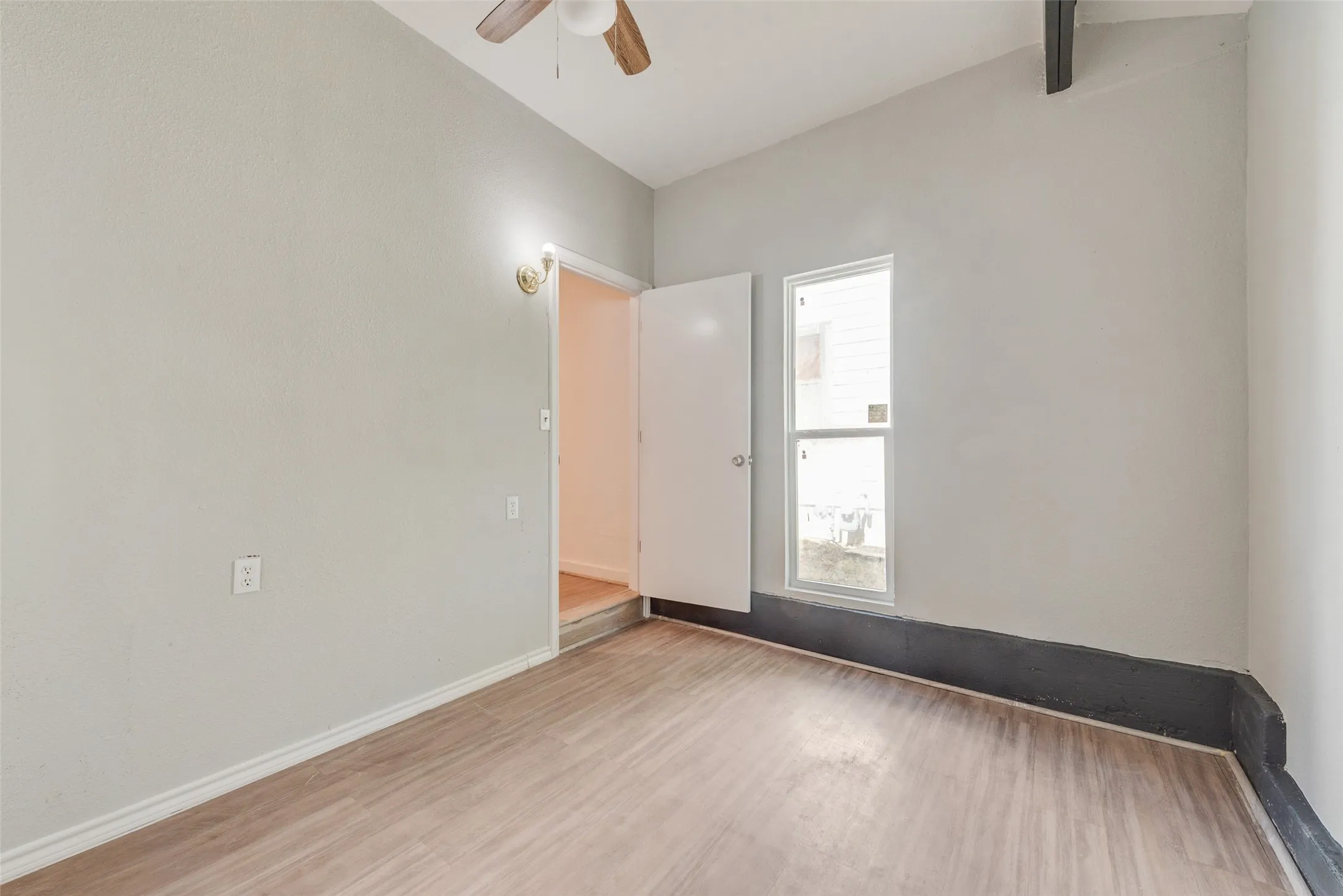 Single Family Residence For Sale in Tarrant County , 3508 Hatcher Street, Fort Worth, Texas 76119, 3 Bedroom, 2 Bathroom, Garage spaces, 1,130 Sqft, built in 1954, mls#21404824, Real Estate Agent in Fort Worth, Homes For Sale in Tarrant county, Homes For Sale in Fort Worth, Realtor in Fort Worth Texas, Real Estate Brokerage Independent Realty Texas, Luminita Cordes Realtor