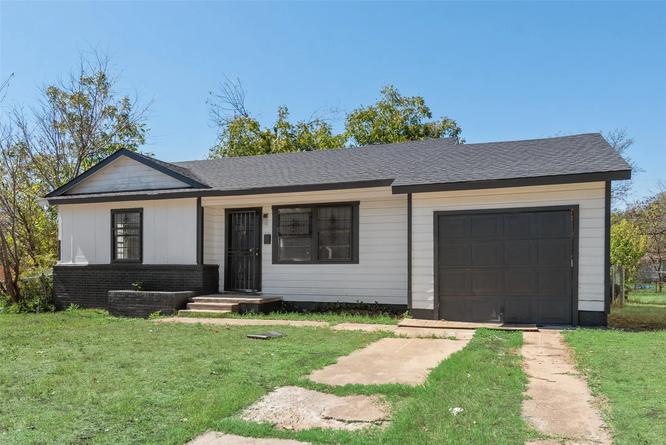 Single Family Residence For Sale in Tarrant County , 3508 Hatcher Street, Fort Worth, Texas 76119, 3 Bedroom, 2 Bathroom, Garage spaces, 1,130 Sqft, built in 1954, mls#21404824, Real Estate Agent in Fort Worth, Homes For Sale in Tarrant county, Homes For Sale in Fort Worth, Realtor in Fort Worth Texas, Real Estate Brokerage Independent Realty Texas, Luminita Cordes Realtor