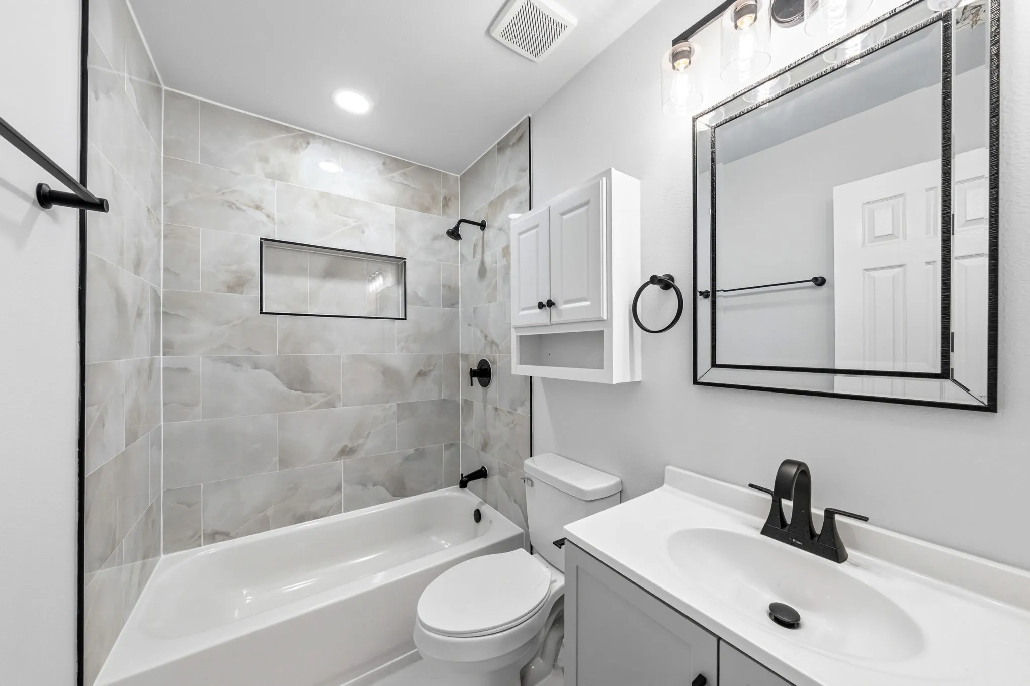 Single Family Residence For Sale in Dallas County , 1239 Tarpley Avenue, Dallas, Texas 75211, 3 Bedroom, 2 Bathroom, 1 Garage spaces, 1,366 Sqft, built in 1947, mls#21408503, Real Estate Agent in Dallas, Homes For Sale in Dallas county, Homes For Sale in Dallas, Realtor in Dallas Texas, Real Estate Brokerage Independent Realty Texas, Luminita Cordes Realtor