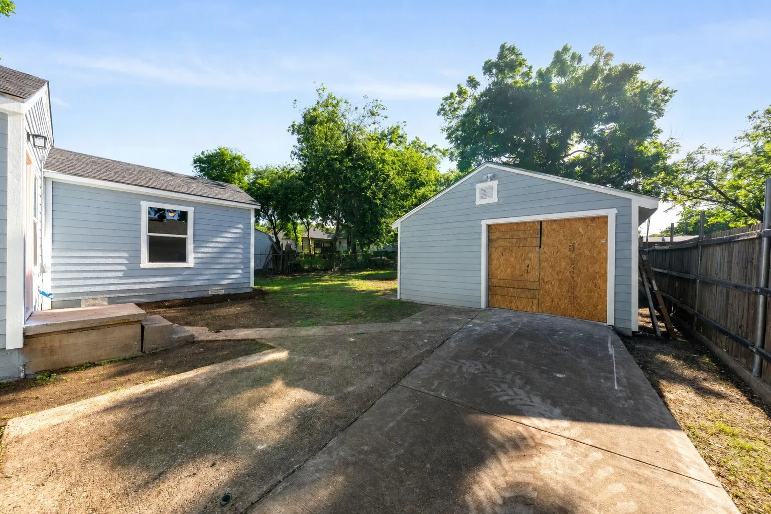Single Family Residence For Sale in Dallas County , 1239 Tarpley Avenue, Dallas, Texas 75211, 3 Bedroom, 2 Bathroom, 1 Garage spaces, 1,366 Sqft, built in 1947, mls#21408503, Real Estate Agent in Dallas, Homes For Sale in Dallas county, Homes For Sale in Dallas, Realtor in Dallas Texas, Real Estate Brokerage Independent Realty Texas, Luminita Cordes Realtor