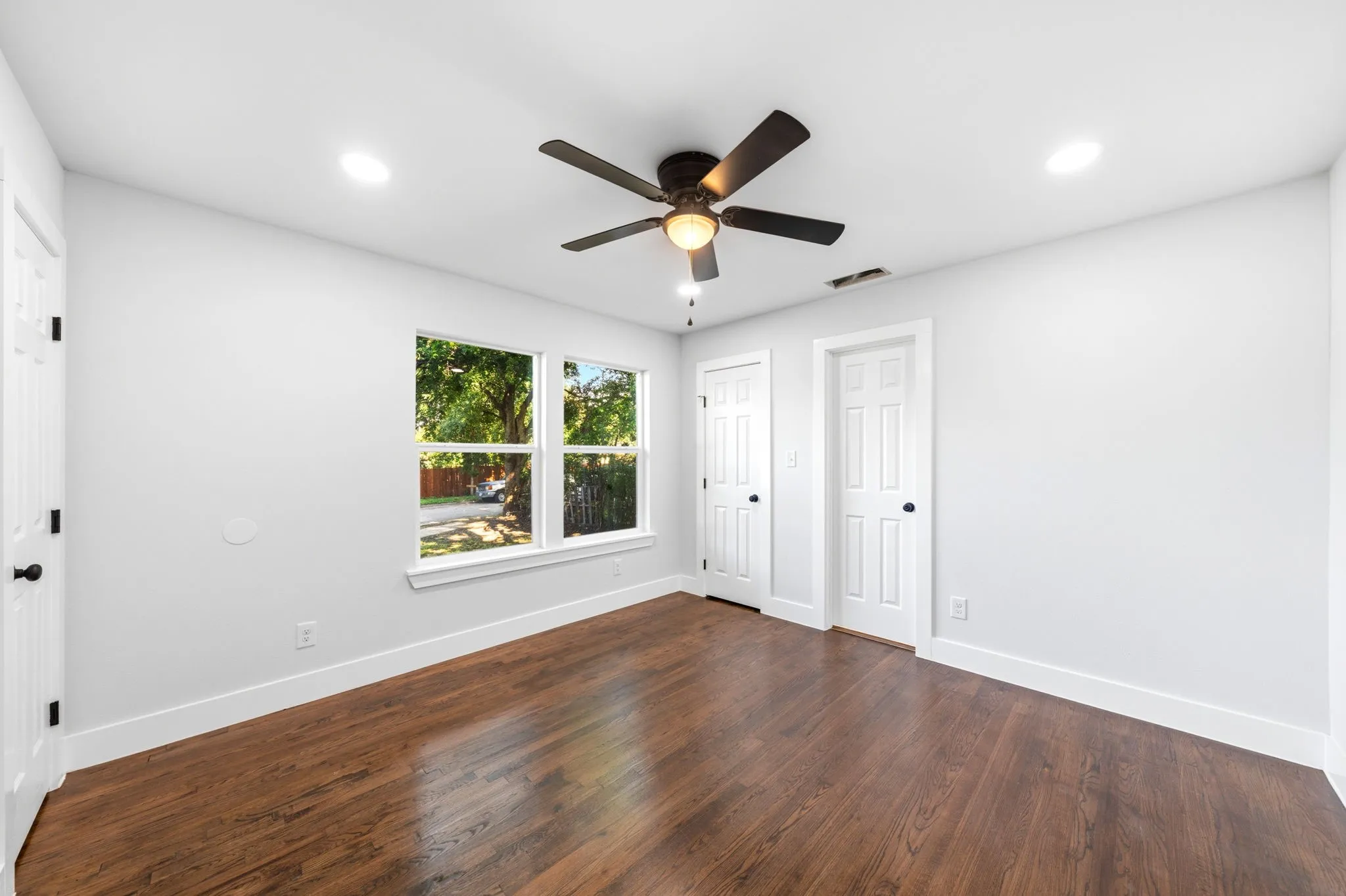 Single Family Residence For Sale in Dallas County , 1239 Tarpley Avenue, Dallas, Texas 75211, 3 Bedroom, 2 Bathroom, 1 Garage spaces, 1,366 Sqft, built in 1947, mls#21408503, Real Estate Agent in Dallas, Homes For Sale in Dallas county, Homes For Sale in Dallas, Realtor in Dallas Texas, Real Estate Brokerage Independent Realty Texas, Luminita Cordes Realtor