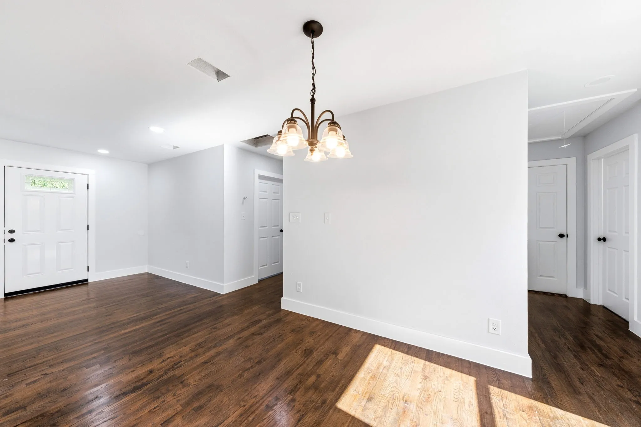 Single Family Residence For Sale in Dallas County , 1239 Tarpley Avenue, Dallas, Texas 75211, 3 Bedroom, 2 Bathroom, 1 Garage spaces, 1,366 Sqft, built in 1947, mls#21408503, Real Estate Agent in Dallas, Homes For Sale in Dallas county, Homes For Sale in Dallas, Realtor in Dallas Texas, Real Estate Brokerage Independent Realty Texas, Luminita Cordes Realtor