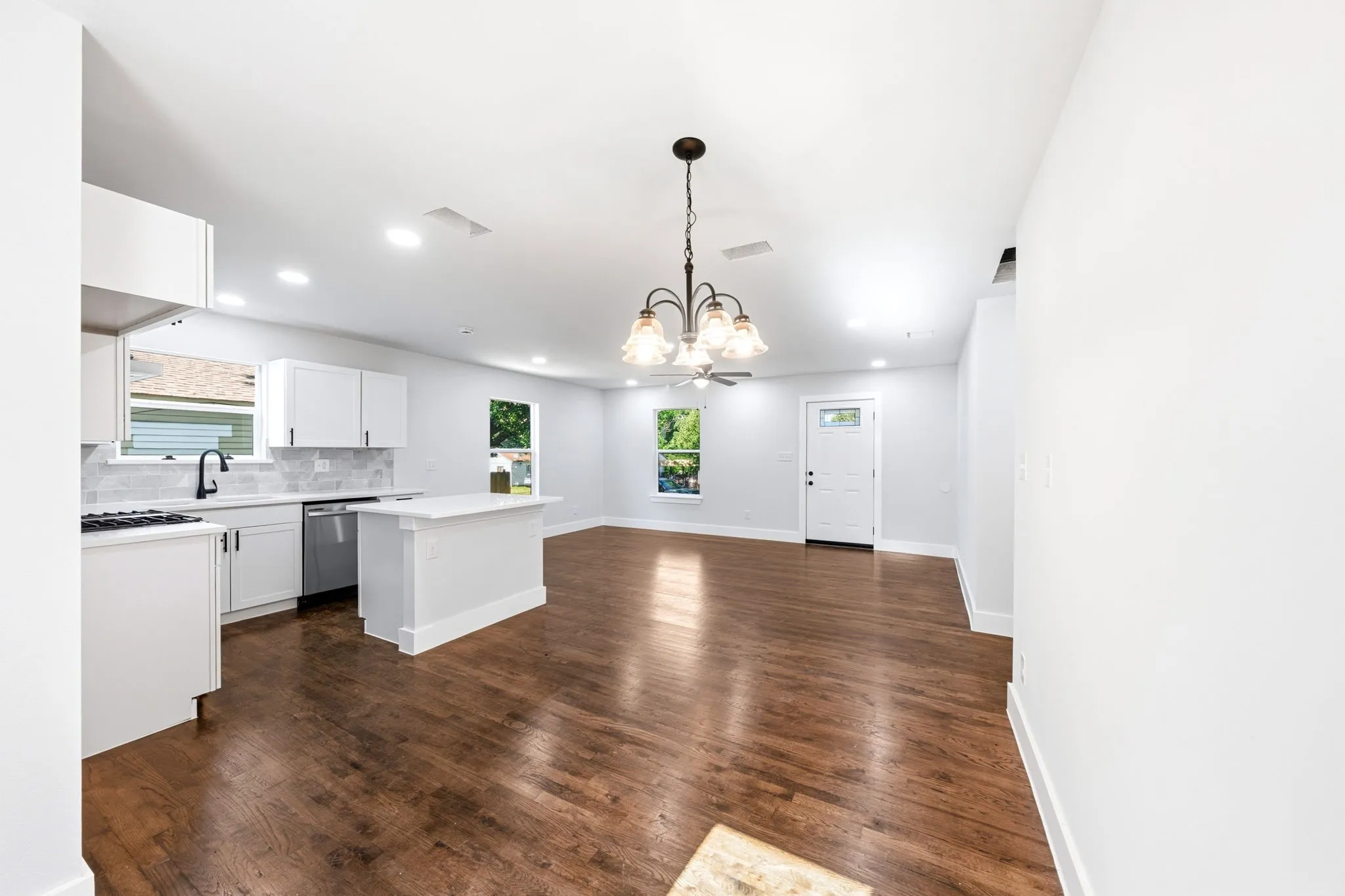 Single Family Residence For Sale in Dallas County , 1239 Tarpley Avenue, Dallas, Texas 75211, 3 Bedroom, 2 Bathroom, 1 Garage spaces, 1,366 Sqft, built in 1947, mls#21408503, Real Estate Agent in Dallas, Homes For Sale in Dallas county, Homes For Sale in Dallas, Realtor in Dallas Texas, Real Estate Brokerage Independent Realty Texas, Luminita Cordes Realtor