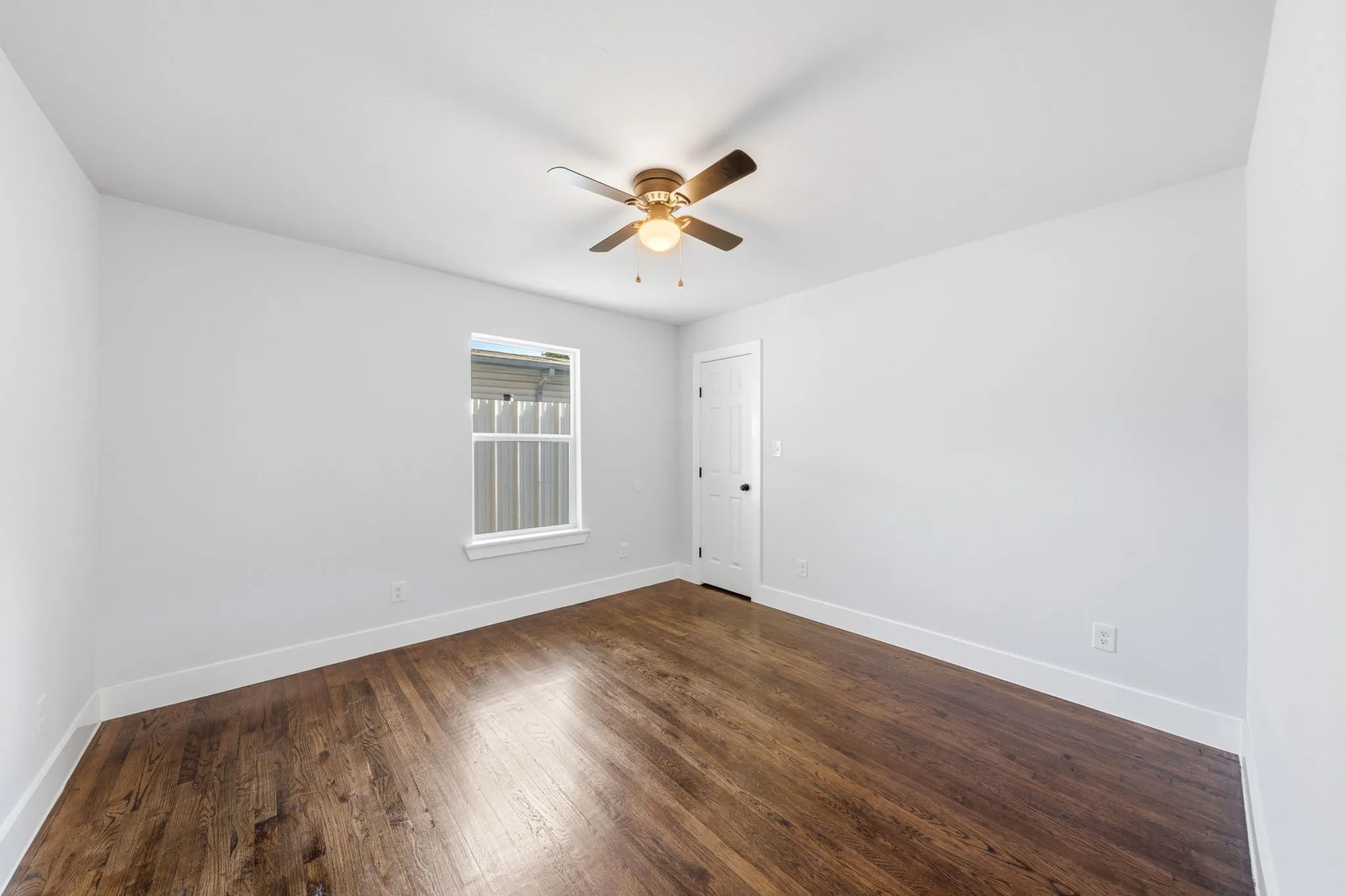 Single Family Residence For Sale in Dallas County , 1239 Tarpley Avenue, Dallas, Texas 75211, 3 Bedroom, 2 Bathroom, 1 Garage spaces, 1,366 Sqft, built in 1947, mls#21408503, Real Estate Agent in Dallas, Homes For Sale in Dallas county, Homes For Sale in Dallas, Realtor in Dallas Texas, Real Estate Brokerage Independent Realty Texas, Luminita Cordes Realtor