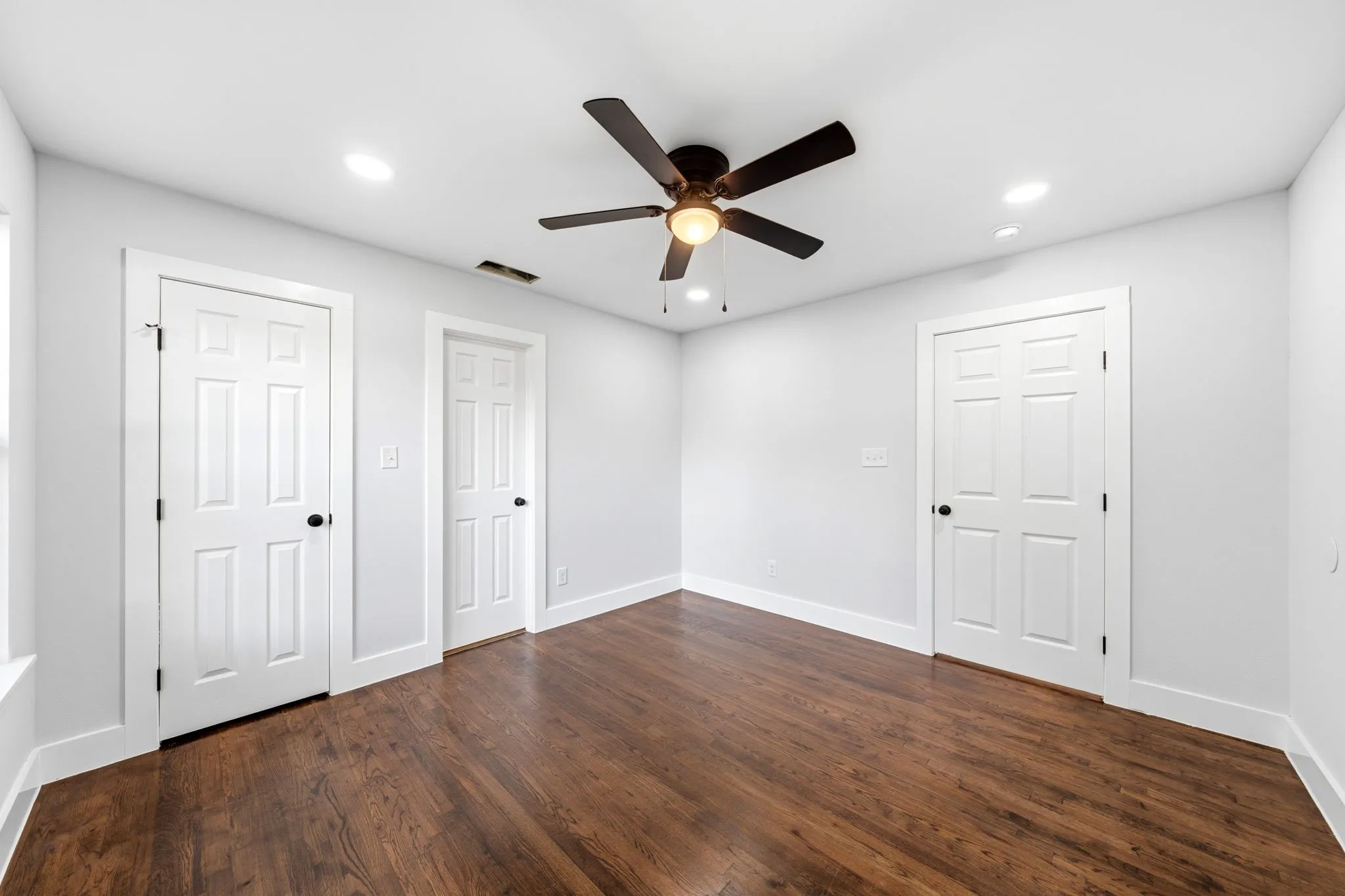 Single Family Residence For Sale in Dallas County , 1239 Tarpley Avenue, Dallas, Texas 75211, 3 Bedroom, 2 Bathroom, 1 Garage spaces, 1,366 Sqft, built in 1947, mls#21408503, Real Estate Agent in Dallas, Homes For Sale in Dallas county, Homes For Sale in Dallas, Realtor in Dallas Texas, Real Estate Brokerage Independent Realty Texas, Luminita Cordes Realtor