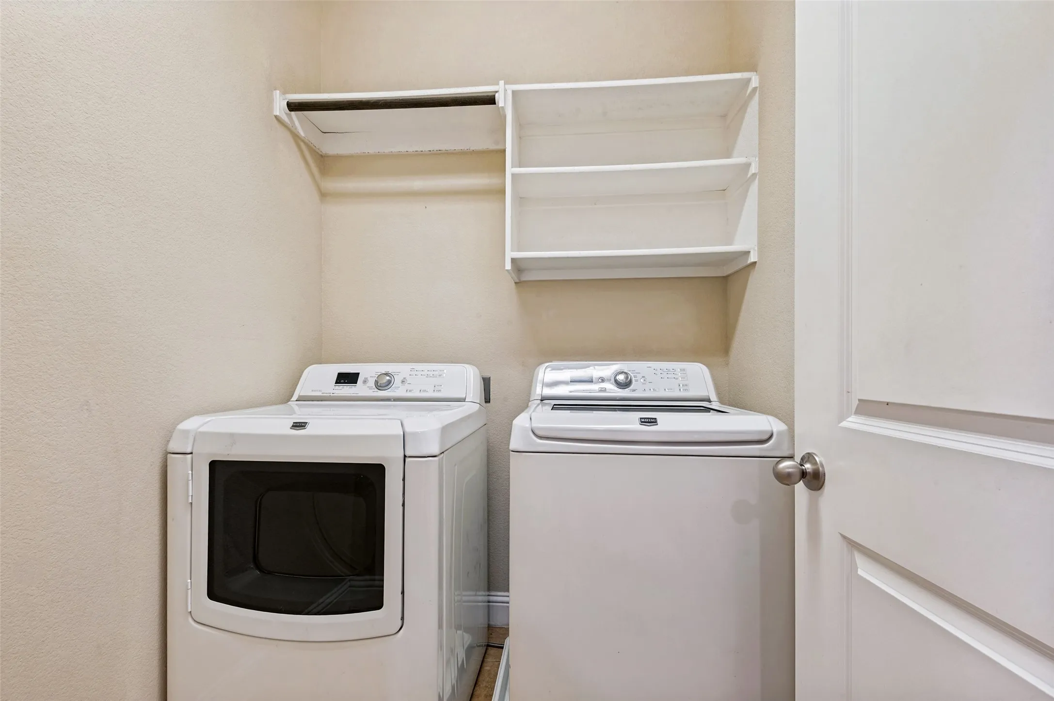 Townhouse For Rent in Tarrant County , 1606 Brook Grove Drive, Euless, Texas 76039, 2 Bedroom, 3 Bathroom, 2 Garage spaces, 1,468 Sqft, built in 2013, mls#21403657, Real Estate Agent in Euless, Homes For Rent in Tarrant county, Homes For Rent in Euless, Realtor in Euless Texas, Real Estate Brokerage Independent Realty Texas, Luminita Cordes Realtor