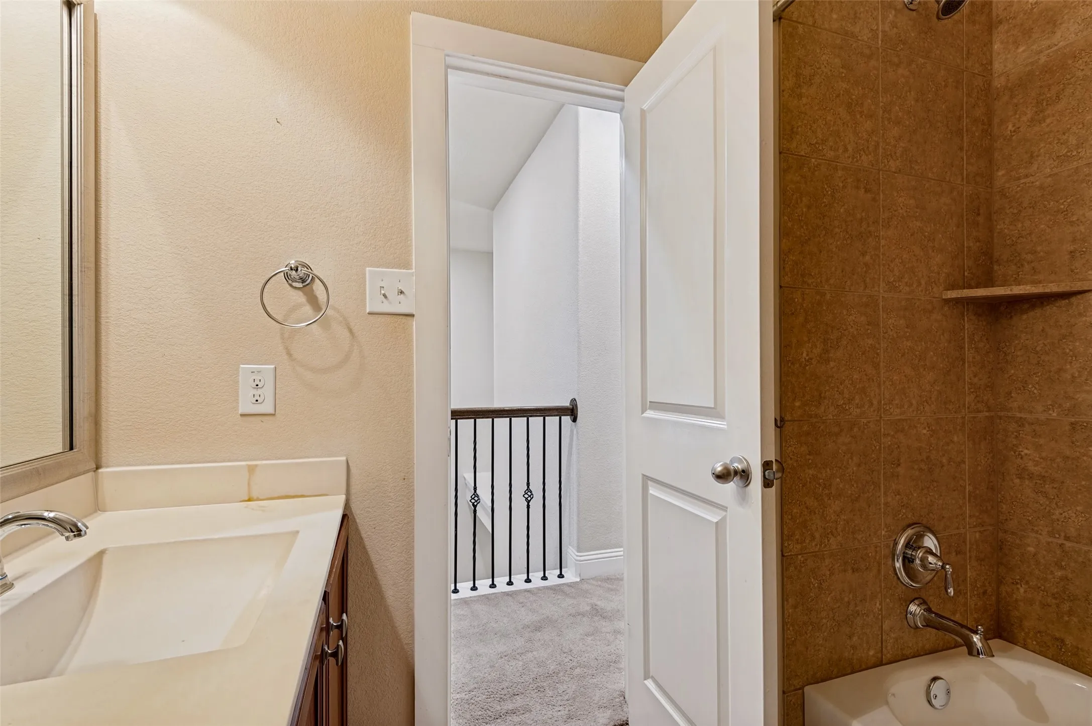 Townhouse For Rent in Tarrant County , 1606 Brook Grove Drive, Euless, Texas 76039, 2 Bedroom, 3 Bathroom, 2 Garage spaces, 1,468 Sqft, built in 2013, mls#21403657, Real Estate Agent in Euless, Homes For Rent in Tarrant county, Homes For Rent in Euless, Realtor in Euless Texas, Real Estate Brokerage Independent Realty Texas, Luminita Cordes Realtor