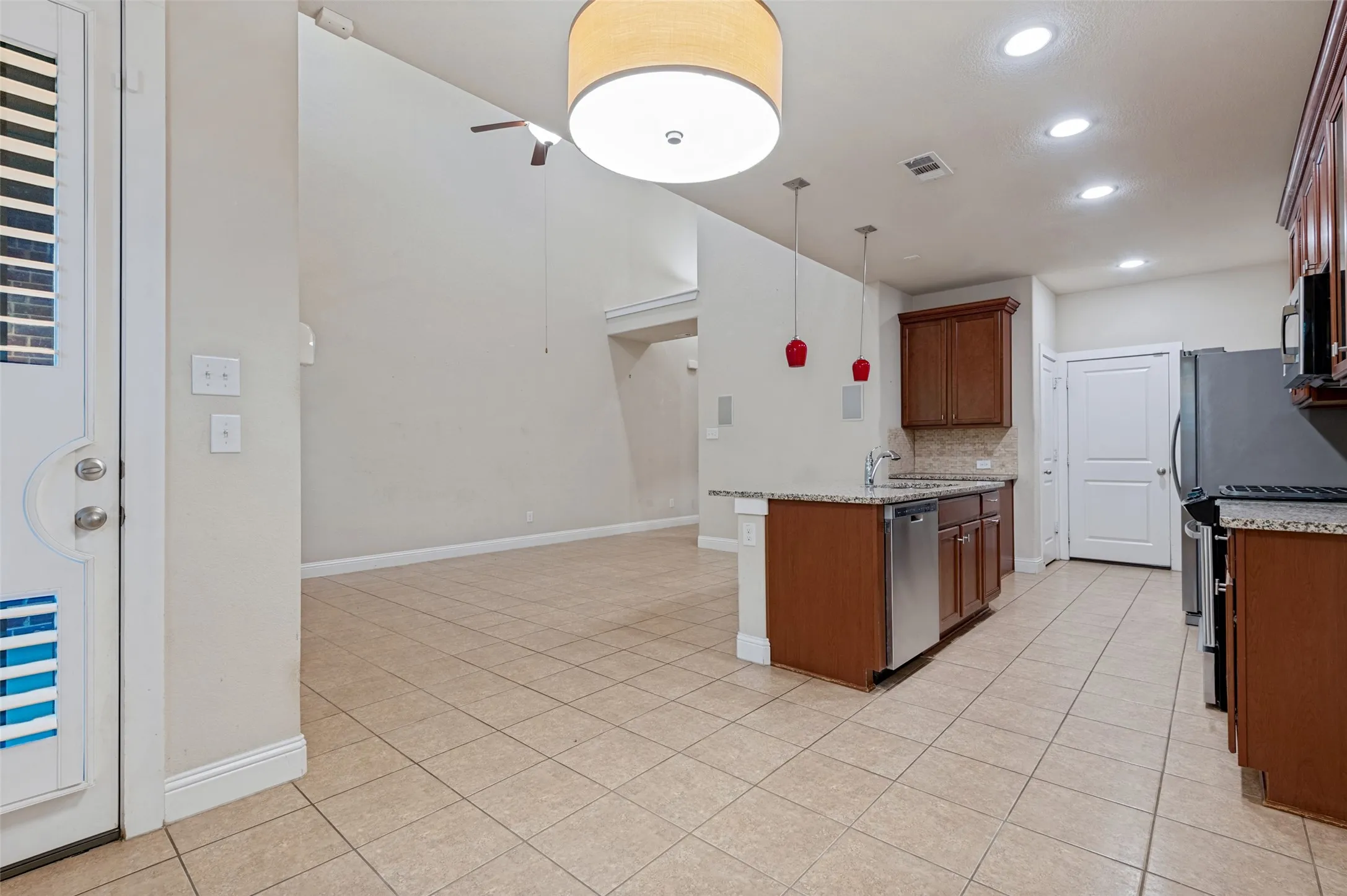 Townhouse For Rent in Tarrant County , 1606 Brook Grove Drive, Euless, Texas 76039, 2 Bedroom, 3 Bathroom, 2 Garage spaces, 1,468 Sqft, built in 2013, mls#21403657, Real Estate Agent in Euless, Homes For Rent in Tarrant county, Homes For Rent in Euless, Realtor in Euless Texas, Real Estate Brokerage Independent Realty Texas, Luminita Cordes Realtor