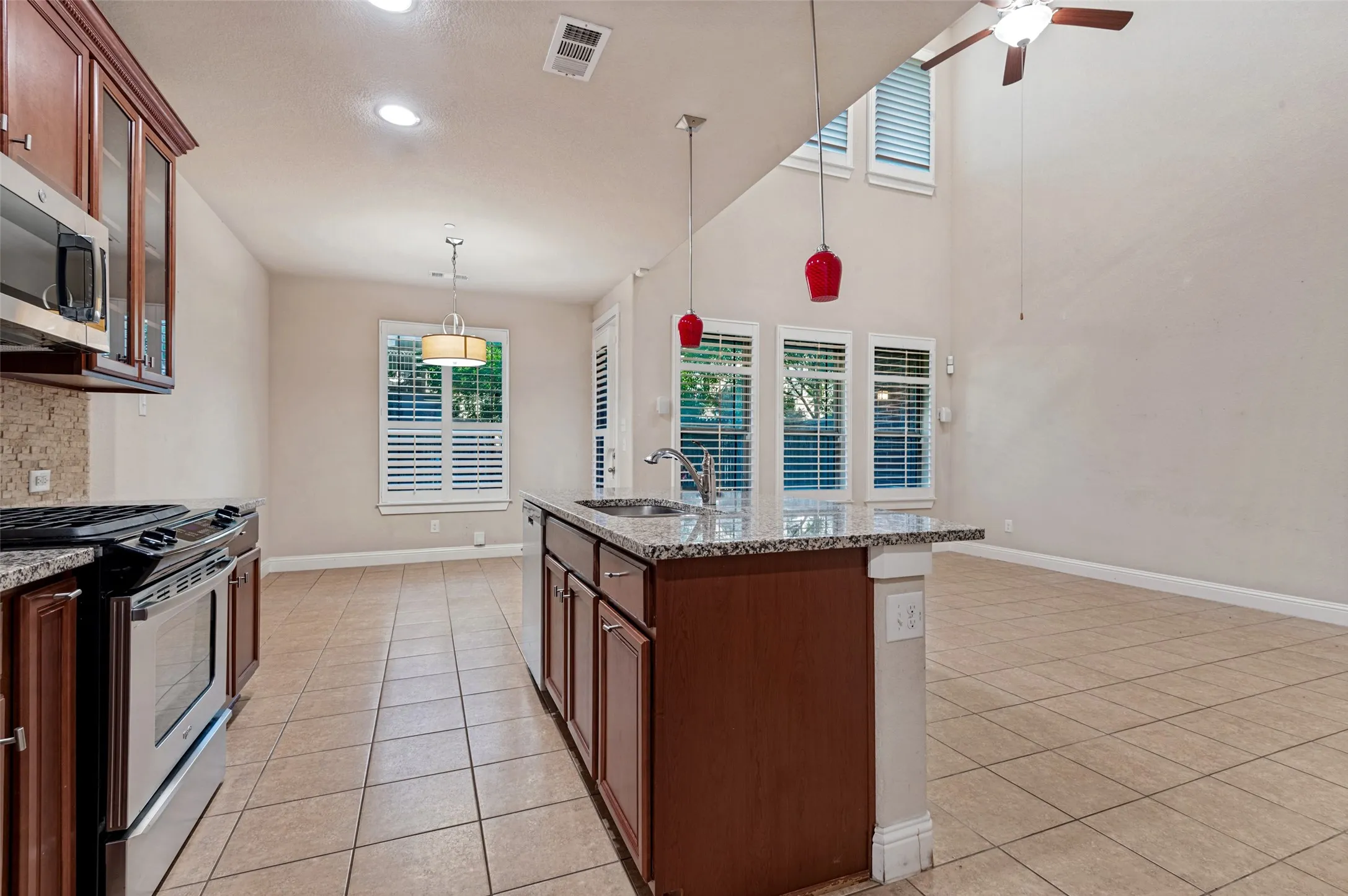 Townhouse For Rent in Tarrant County , 1606 Brook Grove Drive, Euless, Texas 76039, 2 Bedroom, 3 Bathroom, 2 Garage spaces, 1,468 Sqft, built in 2013, mls#21403657, Real Estate Agent in Euless, Homes For Rent in Tarrant county, Homes For Rent in Euless, Realtor in Euless Texas, Real Estate Brokerage Independent Realty Texas, Luminita Cordes Realtor