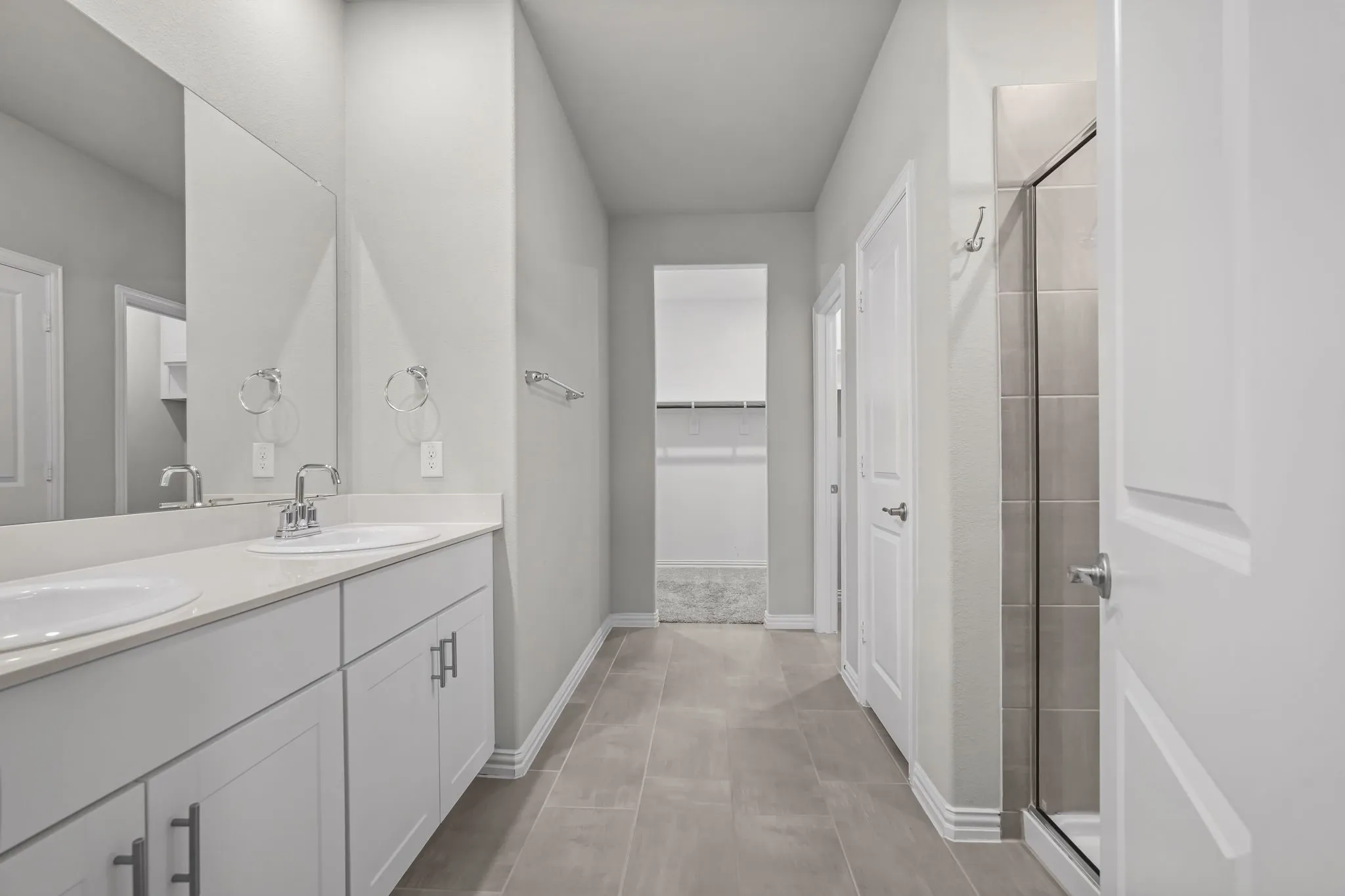 Dual vanity with undermount sinks and light-toned countertops
