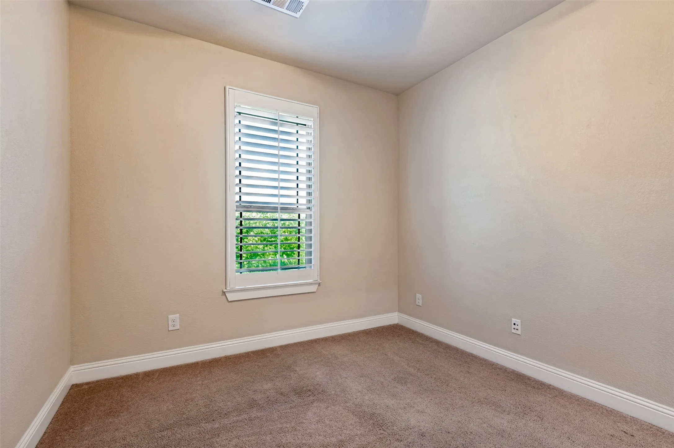 Townhouse For Sale in Tarrant County , 1606 Brook Grove Drive, Euless, Texas 76039, 2 Bedroom, 3 Bathroom, 2 Garage spaces, 1,468 Sqft, built in 2013, mls#21405886, Real Estate Agent in Euless, Homes For Sale in Tarrant county, Homes For Sale in Euless, Realtor in Euless Texas, Real Estate Brokerage Independent Realty Texas, Luminita Cordes Realtor