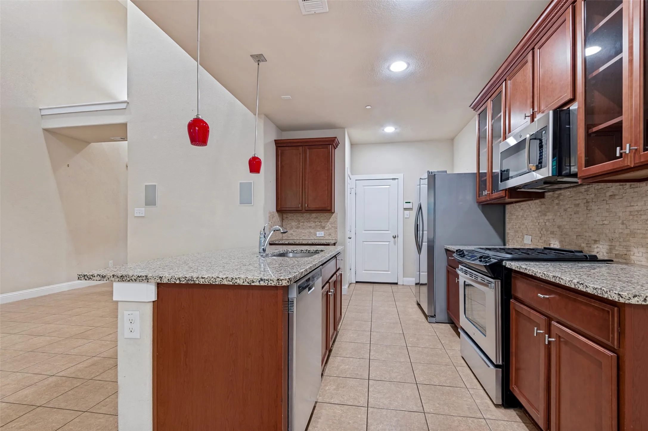 Townhouse For Sale in Tarrant County , 1606 Brook Grove Drive, Euless, Texas 76039, 2 Bedroom, 3 Bathroom, 2 Garage spaces, 1,468 Sqft, built in 2013, mls#21405886, Real Estate Agent in Euless, Homes For Sale in Tarrant county, Homes For Sale in Euless, Realtor in Euless Texas, Real Estate Brokerage Independent Realty Texas, Luminita Cordes Realtor